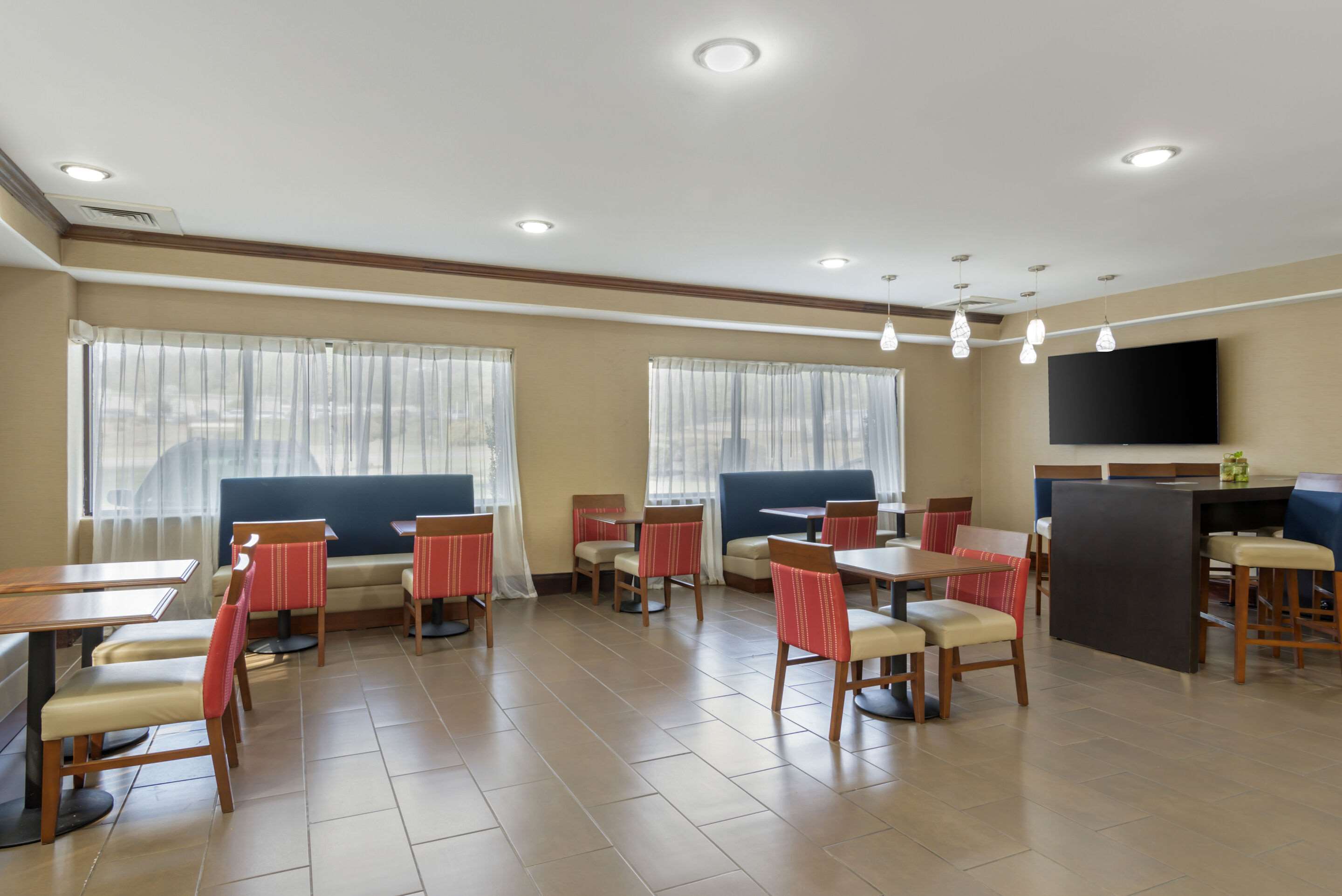 Enjoy breakfast in this seating area | Comfort Suites At Kennesaw State University