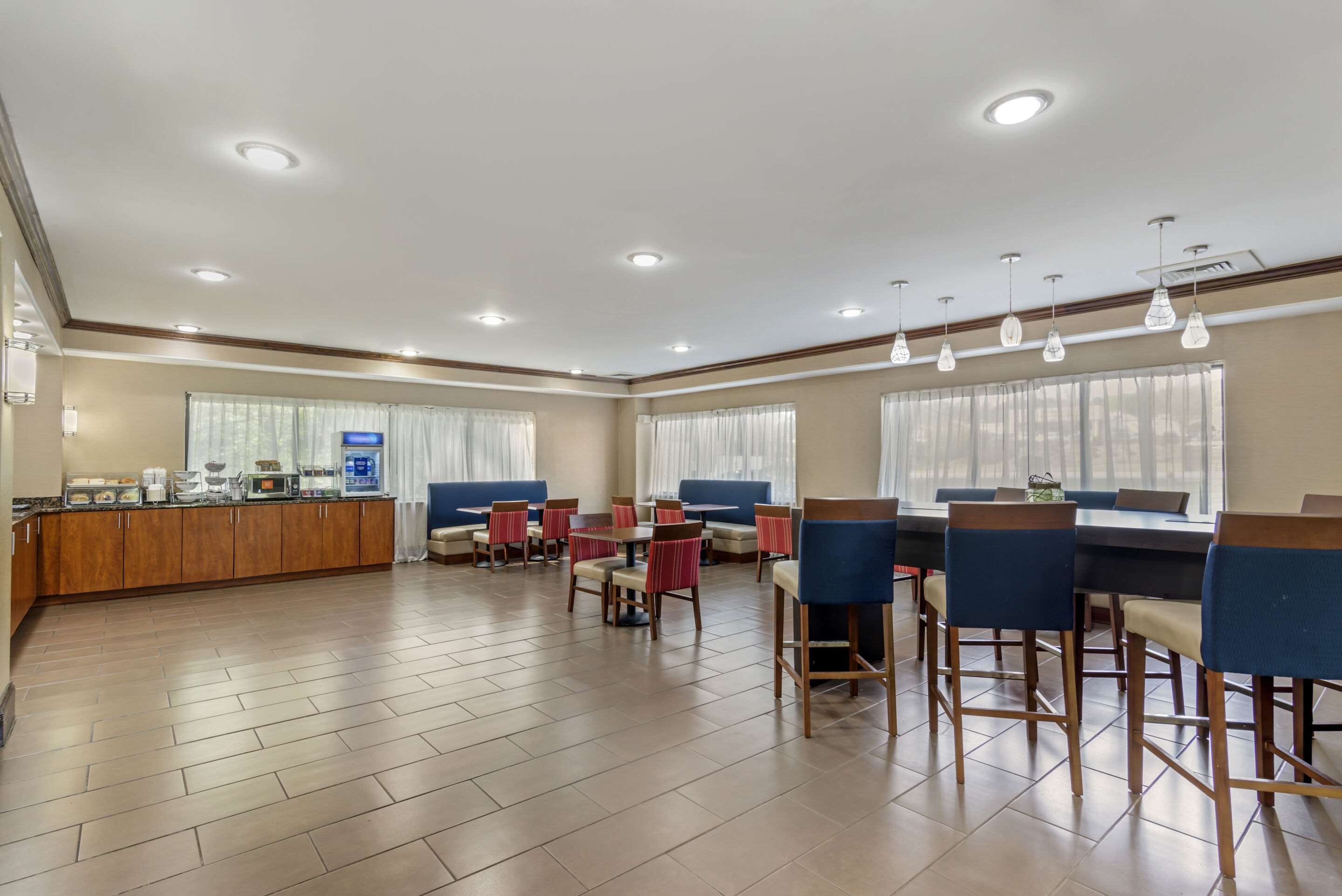 Breakfast area | Comfort Suites At Kennesaw State University