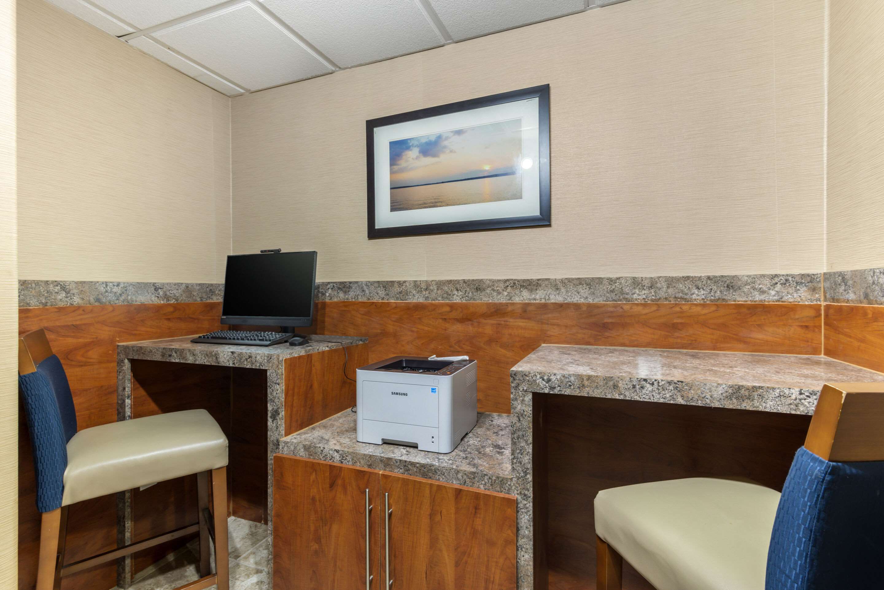 Computer in the lobby | Comfort Suites At Kennesaw State University