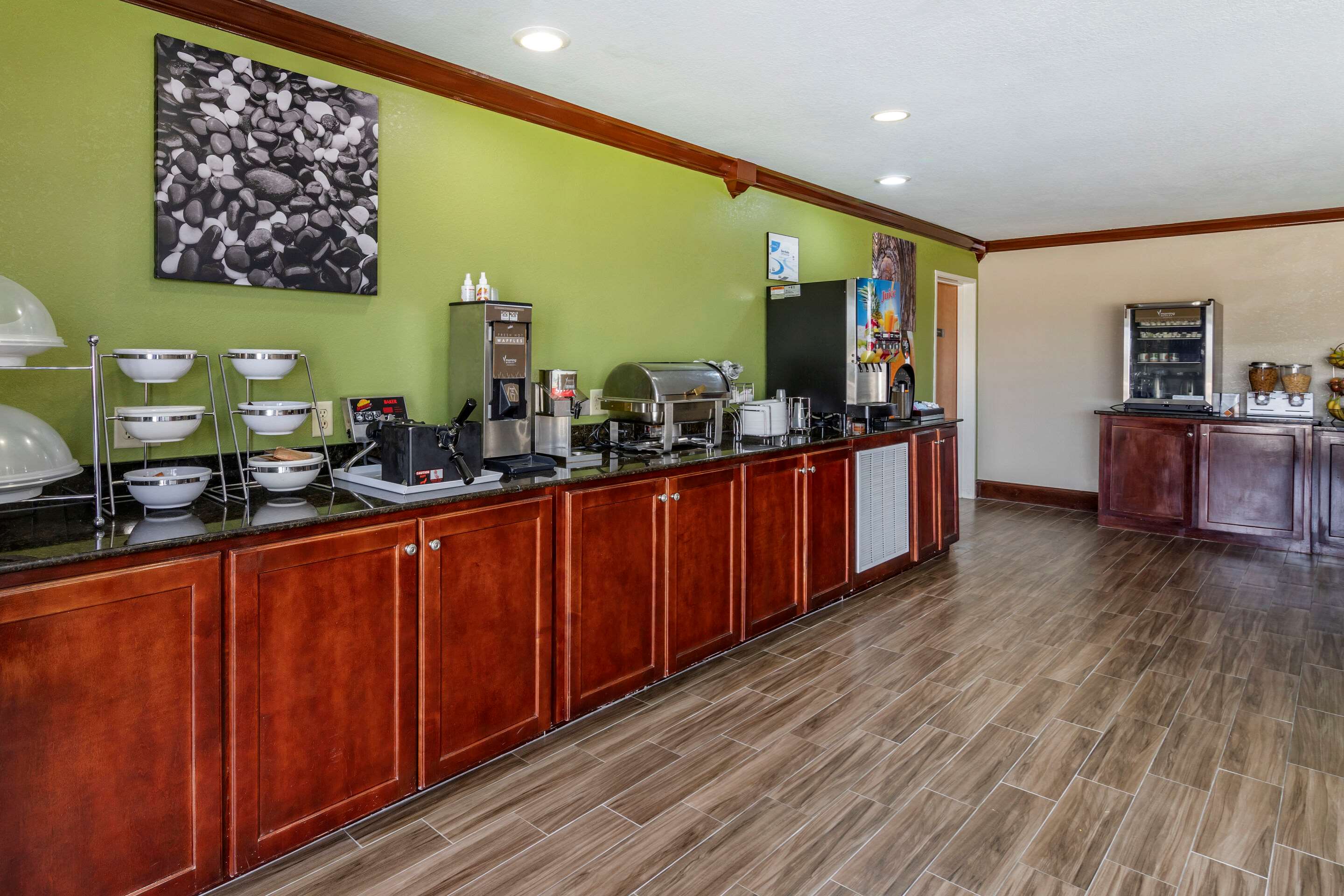 Breakfast area | Sleep Inn And Suites Brunswick