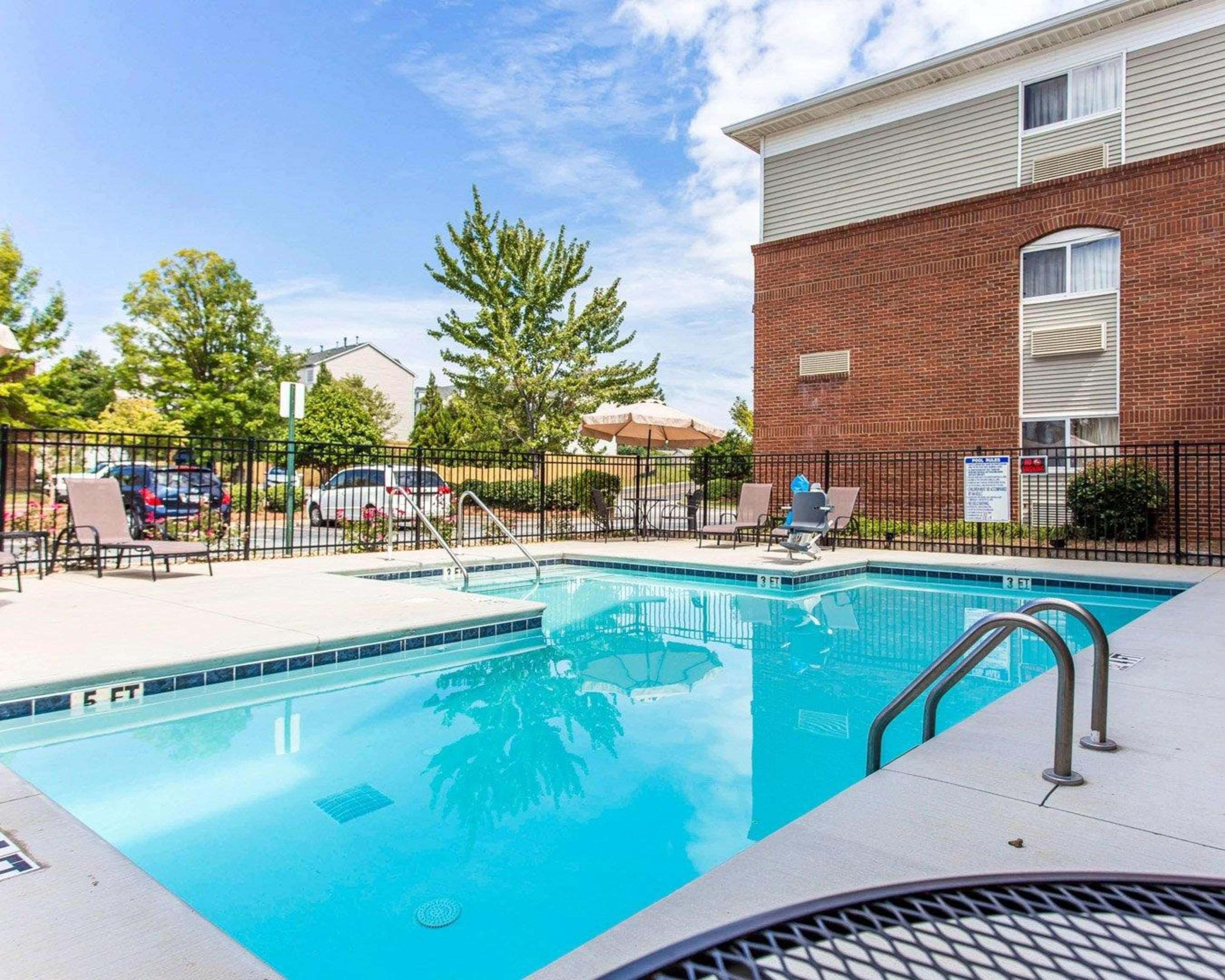 Outdoor pool | Suburban Studios