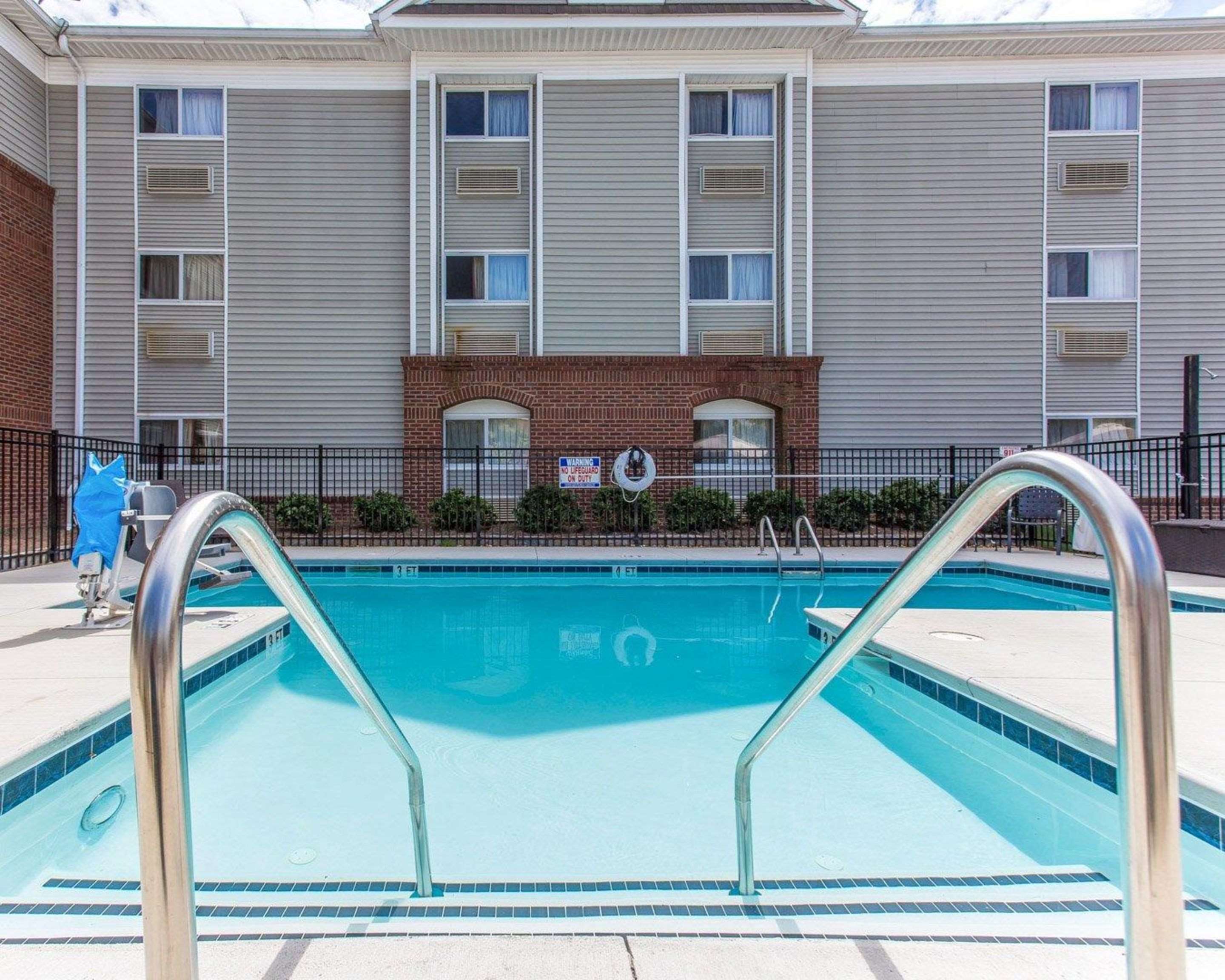 Outdoor pool | Suburban Studios