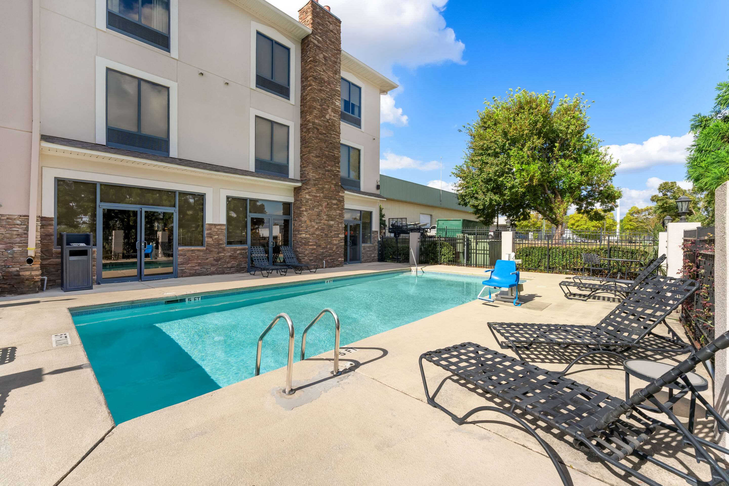 Seasonal Outdoor Swimming Pool | Comfort Suites Augusta Riverwatch
