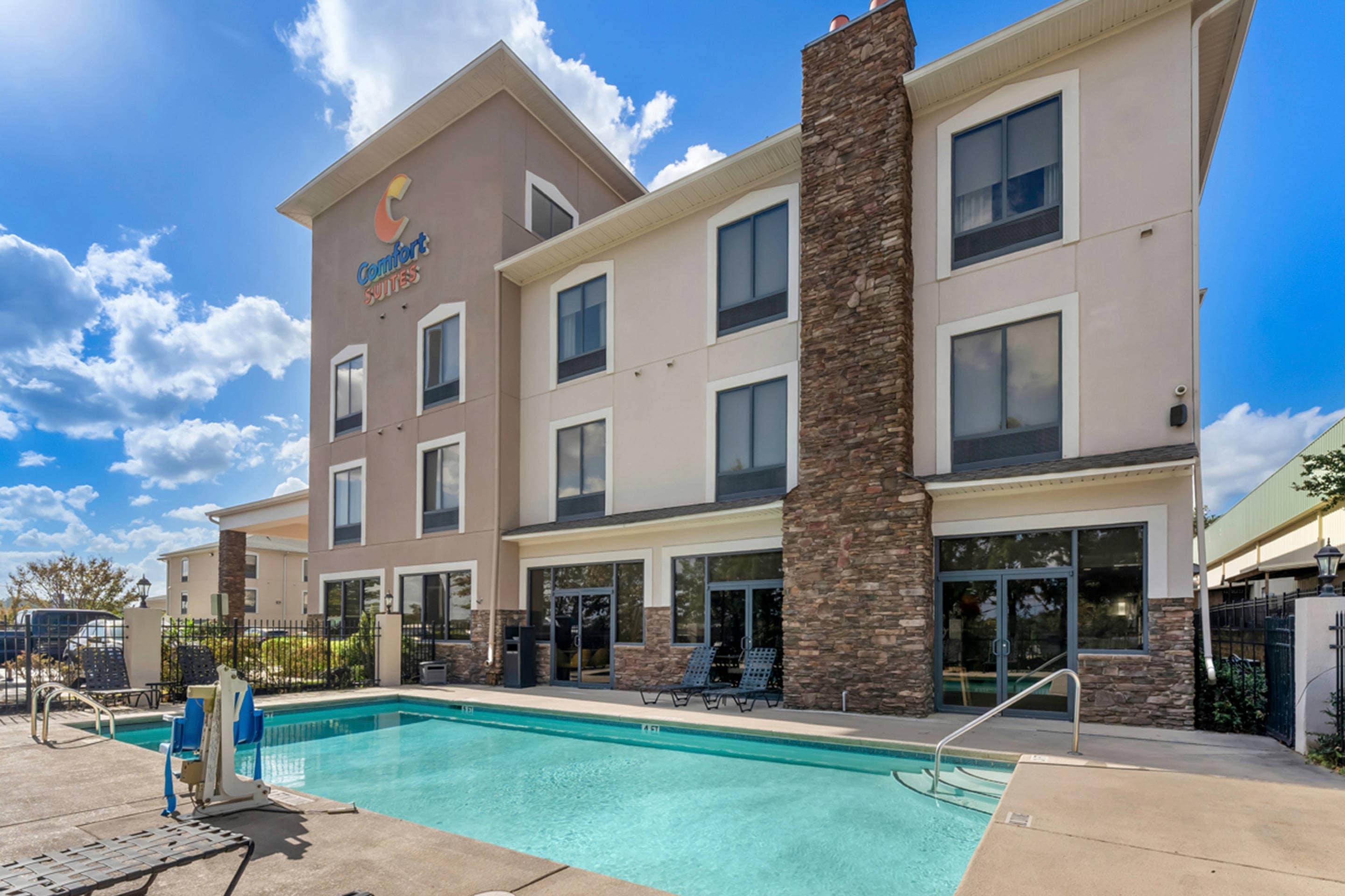 Outdoor pool | Comfort Suites Augusta Riverwatch