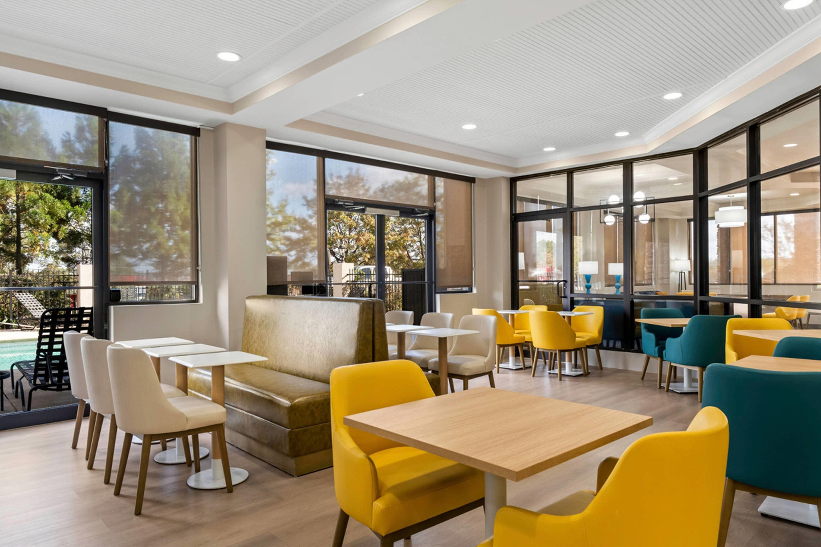 Breakfast area | Comfort Suites Augusta Riverwatch
