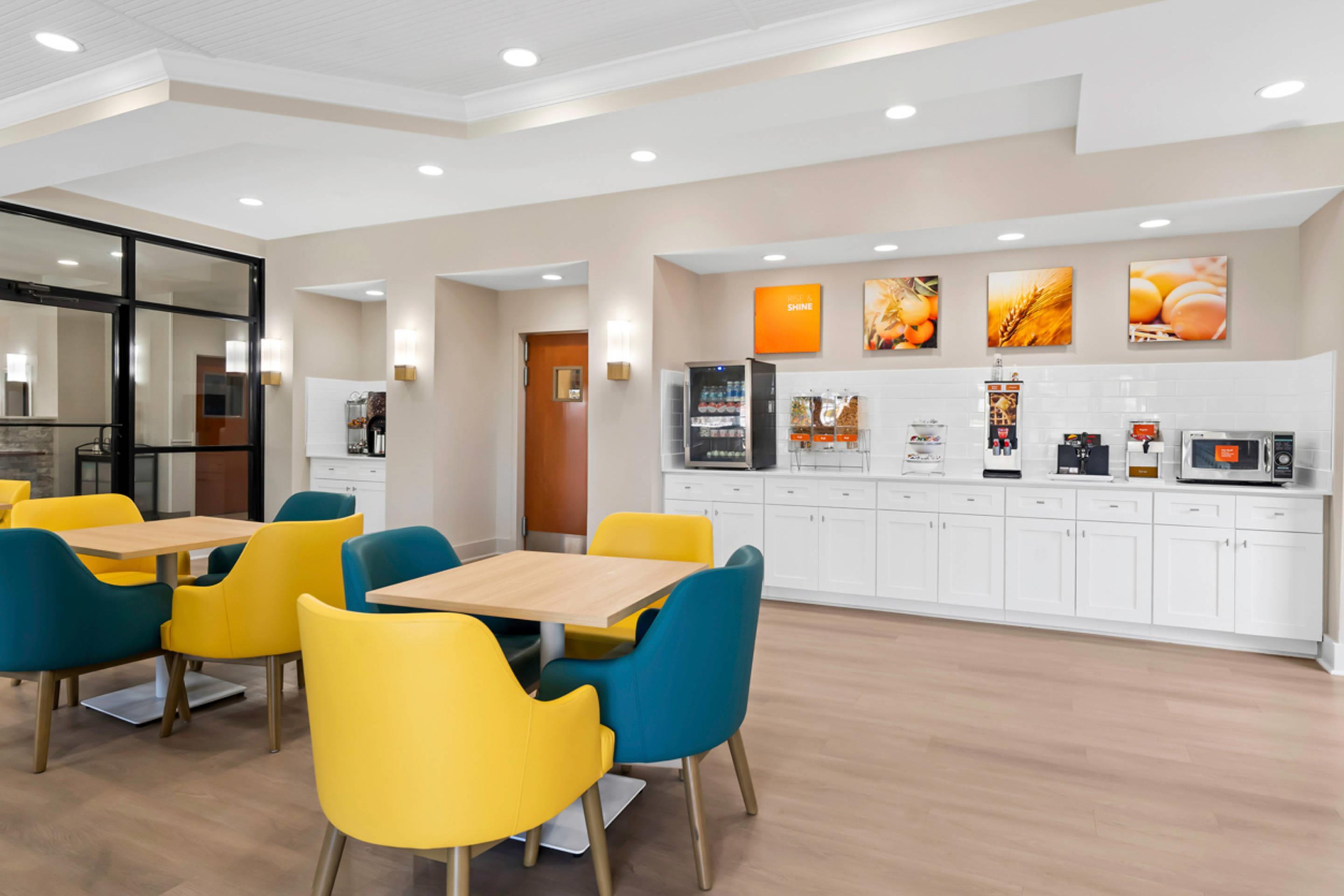 Breakfast area | Comfort Suites Augusta Riverwatch