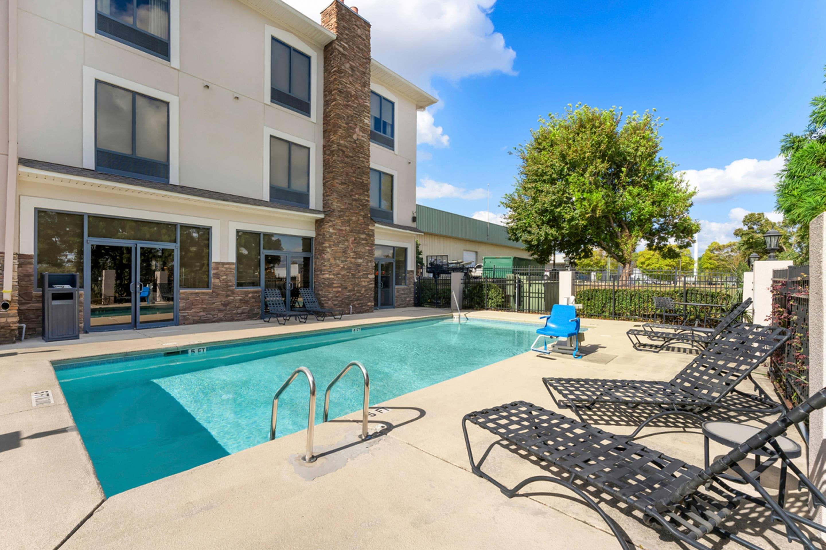 Outdoor pool | Comfort Suites Augusta Riverwatch