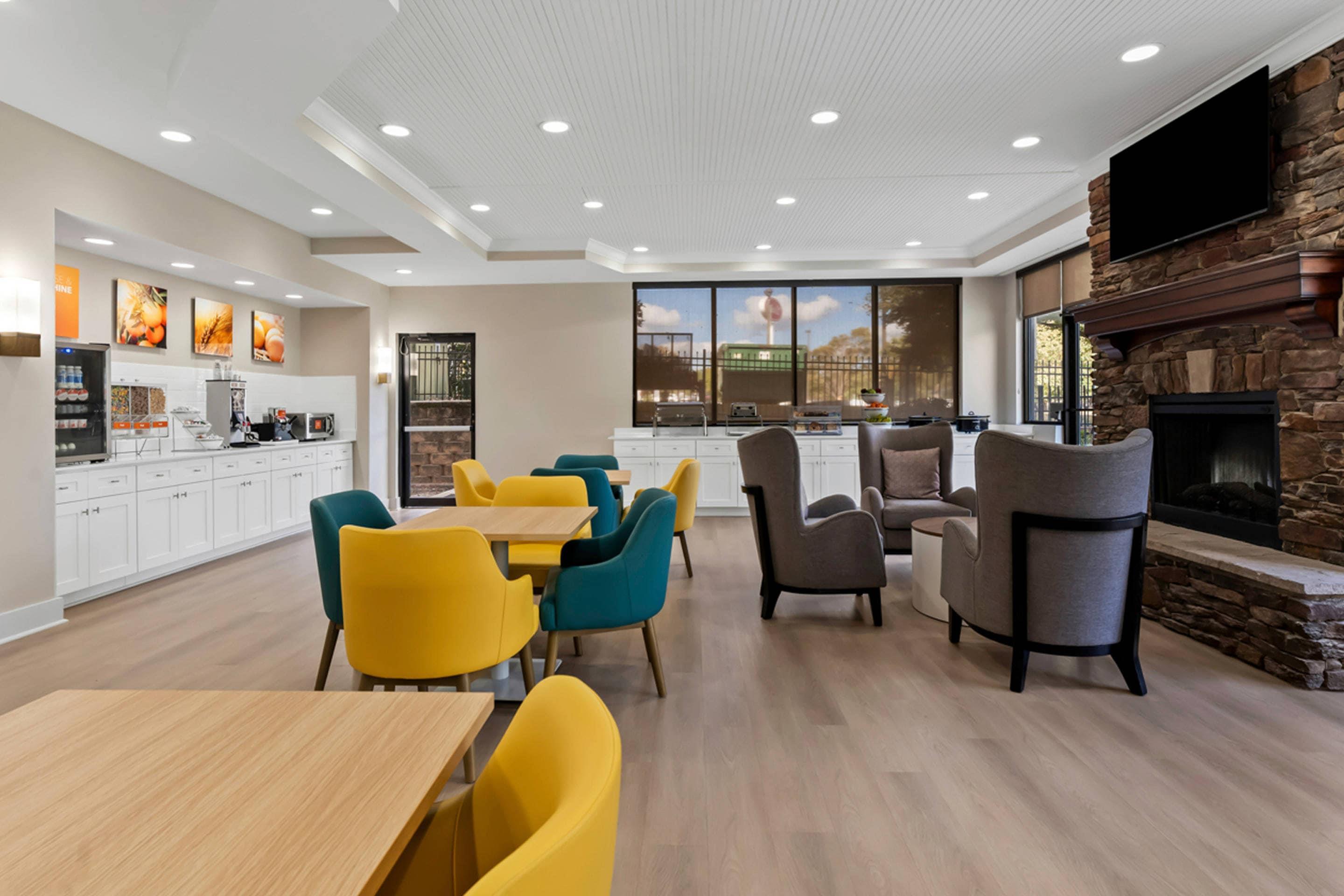Breakfast area | Comfort Suites Augusta Riverwatch