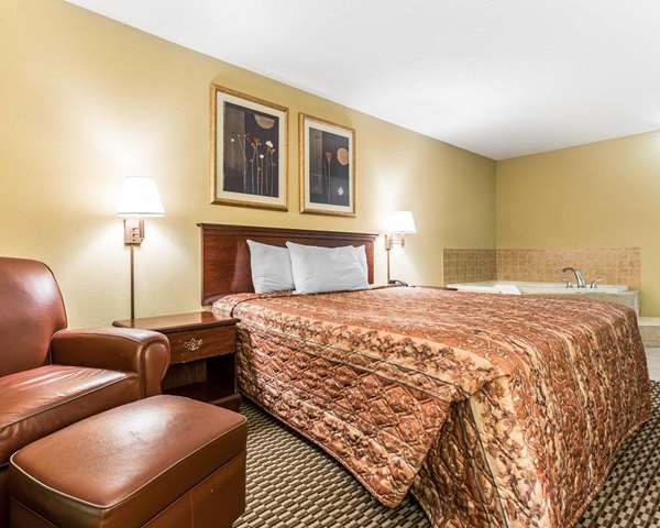 Suite - Rodeway Inn Forest Park