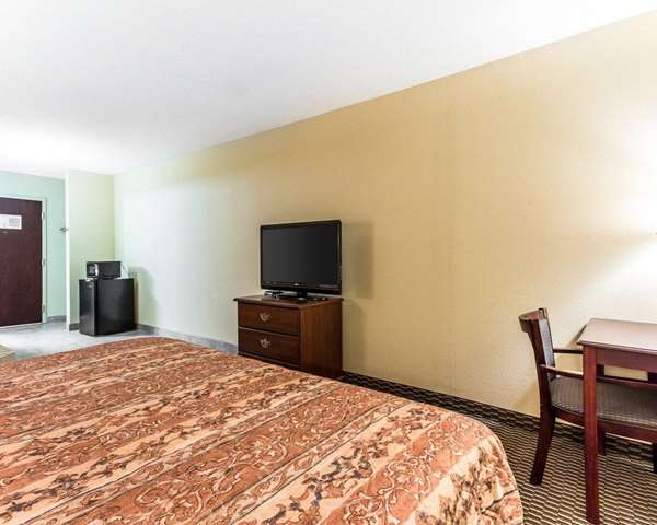 Suite - Rodeway Inn Forest Park