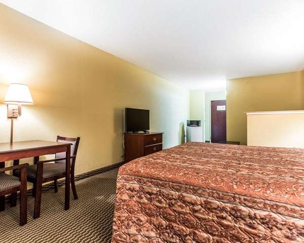 Suite - Rodeway Inn Forest Park