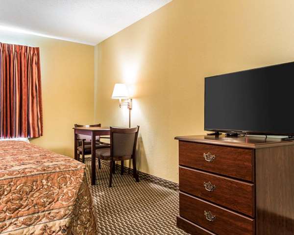 Suite - Rodeway Inn Forest Park