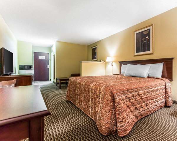Suite - Rodeway Inn Forest Park