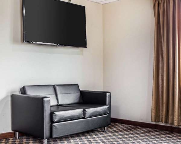  - Rodeway Inn Forest Park