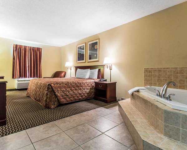 Suite - Rodeway Inn Forest Park