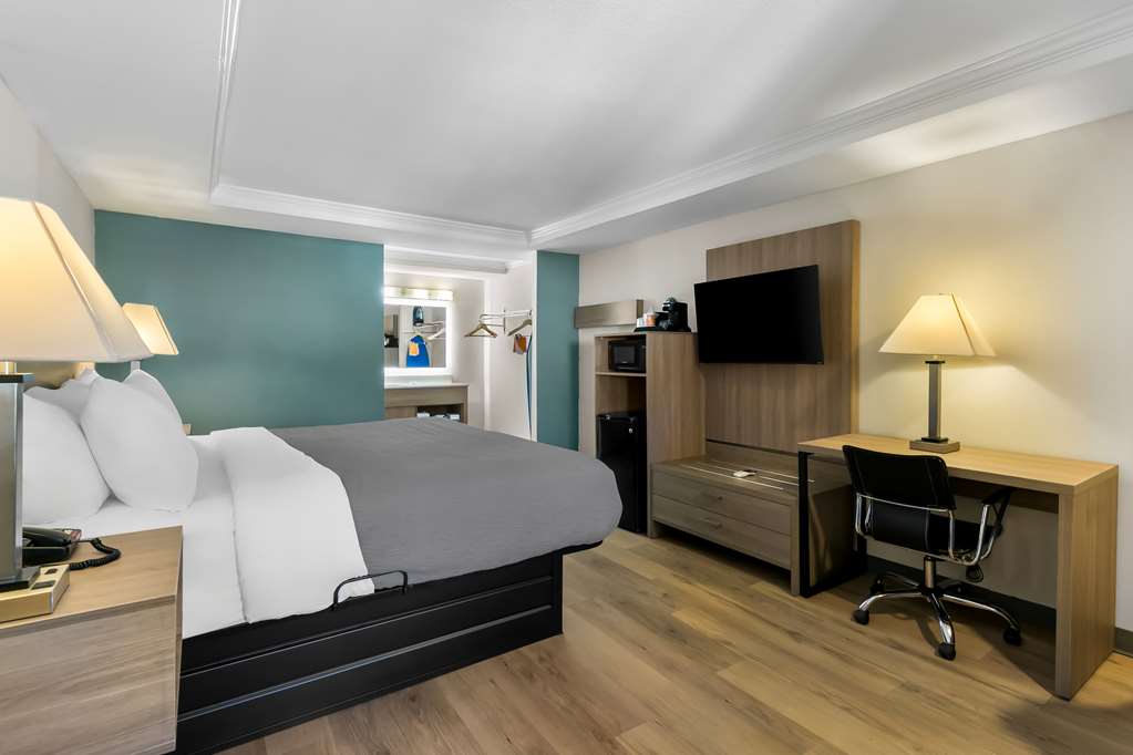 QUALITY INN DOWNTOWN HELEN-guestroom-Guest Room,On-Site.jpg