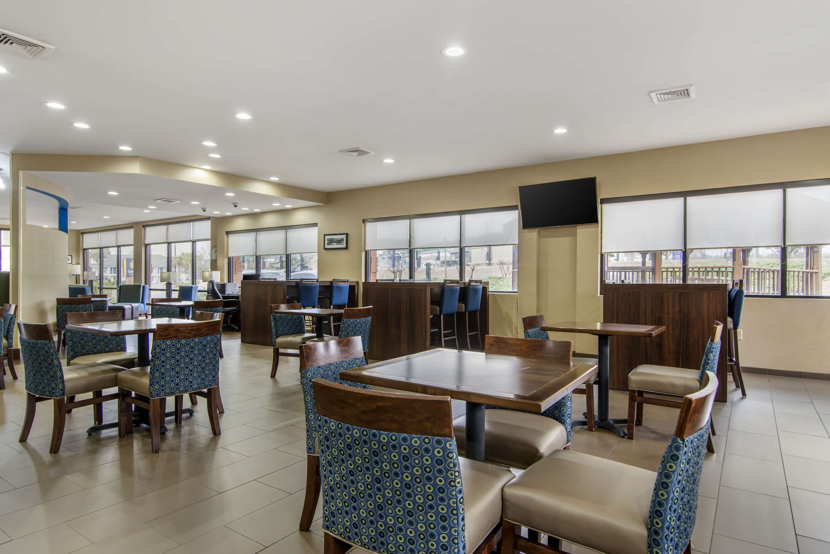 Enjoy breakfast in this seating area | Comfort Suites Macon