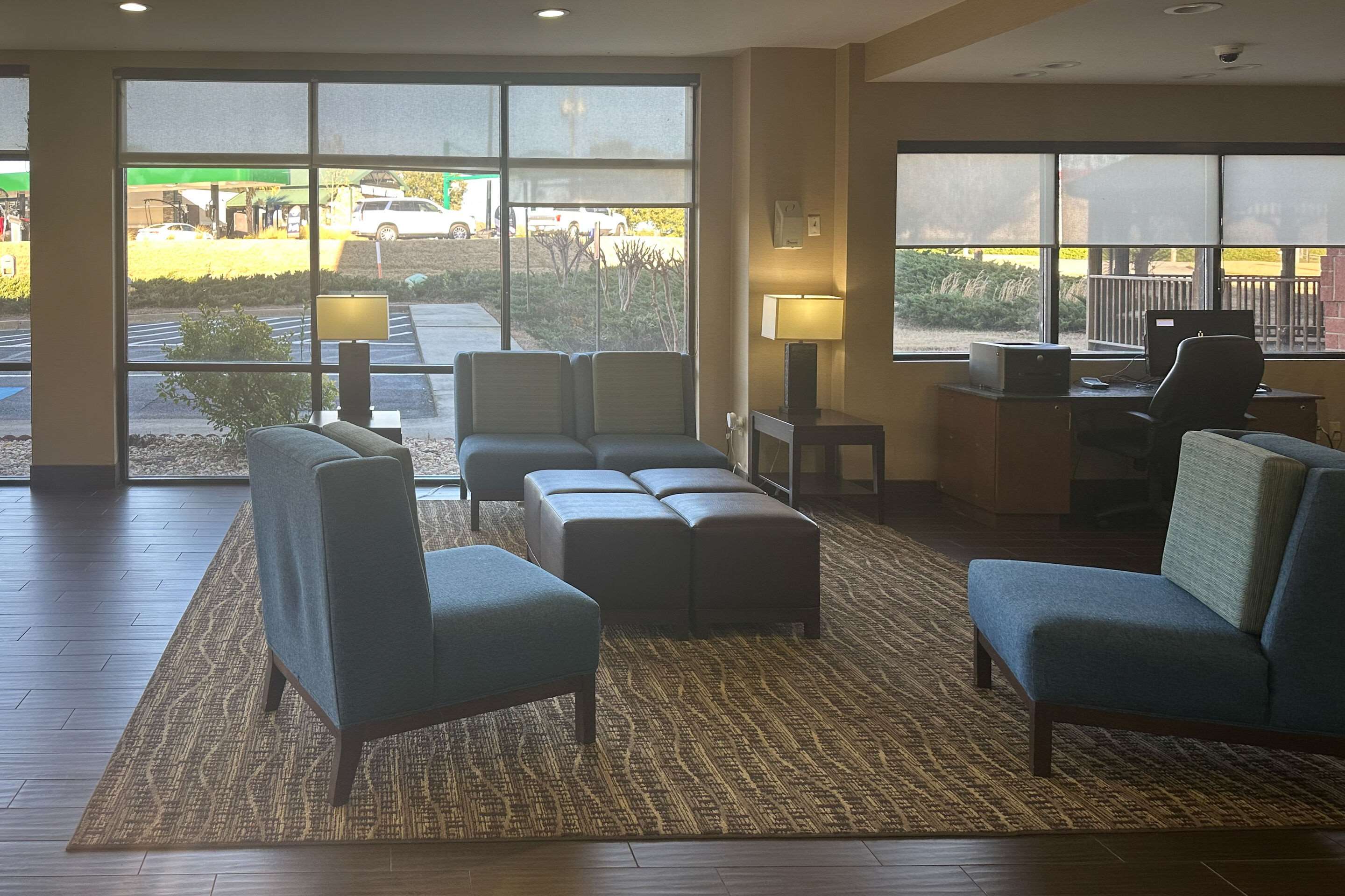 Lobby with sitting area | Comfort Suites Macon