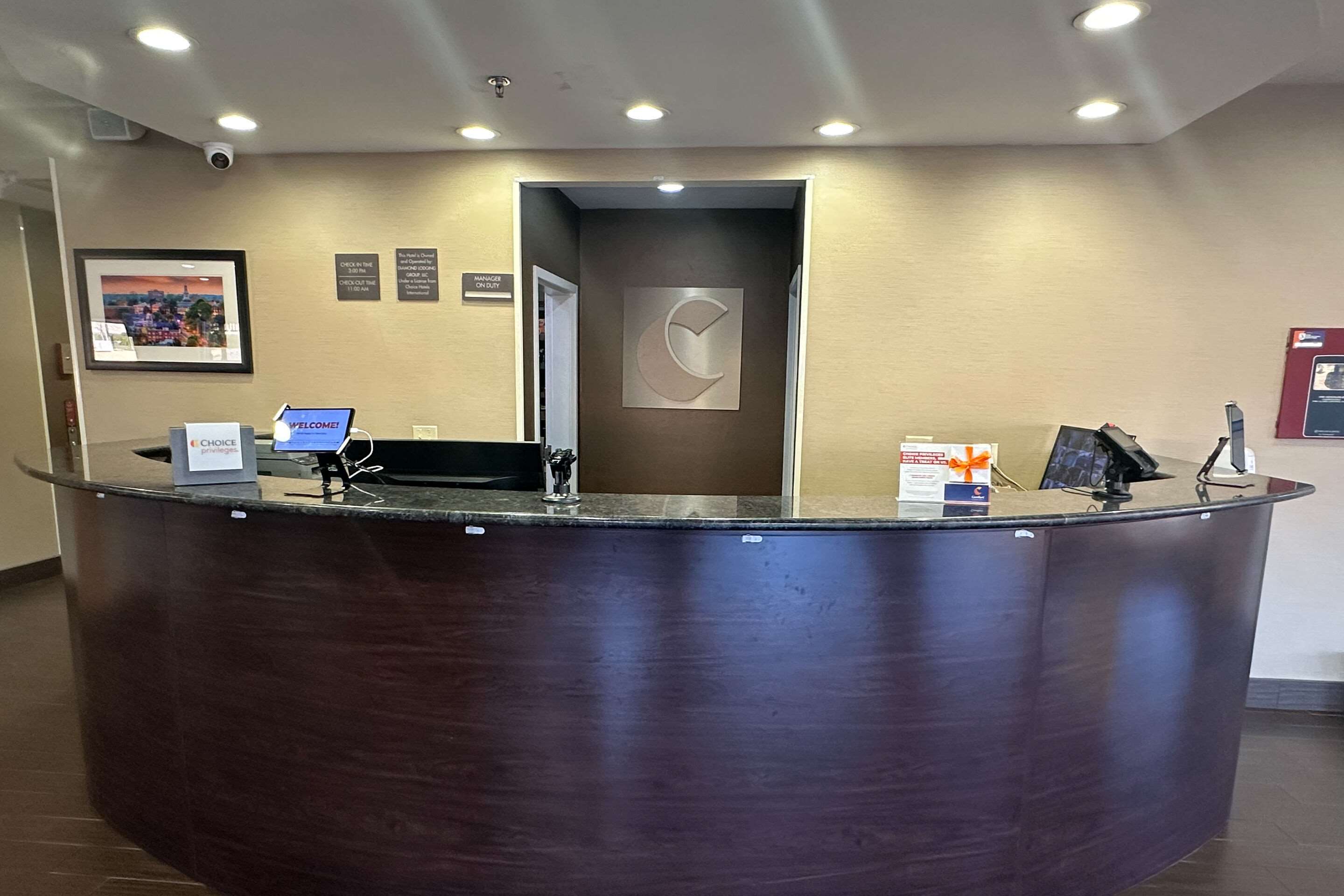 Front desk | Comfort Suites Macon