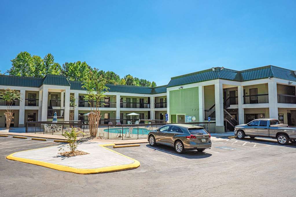 Quality Inn & Suites near Six Flags