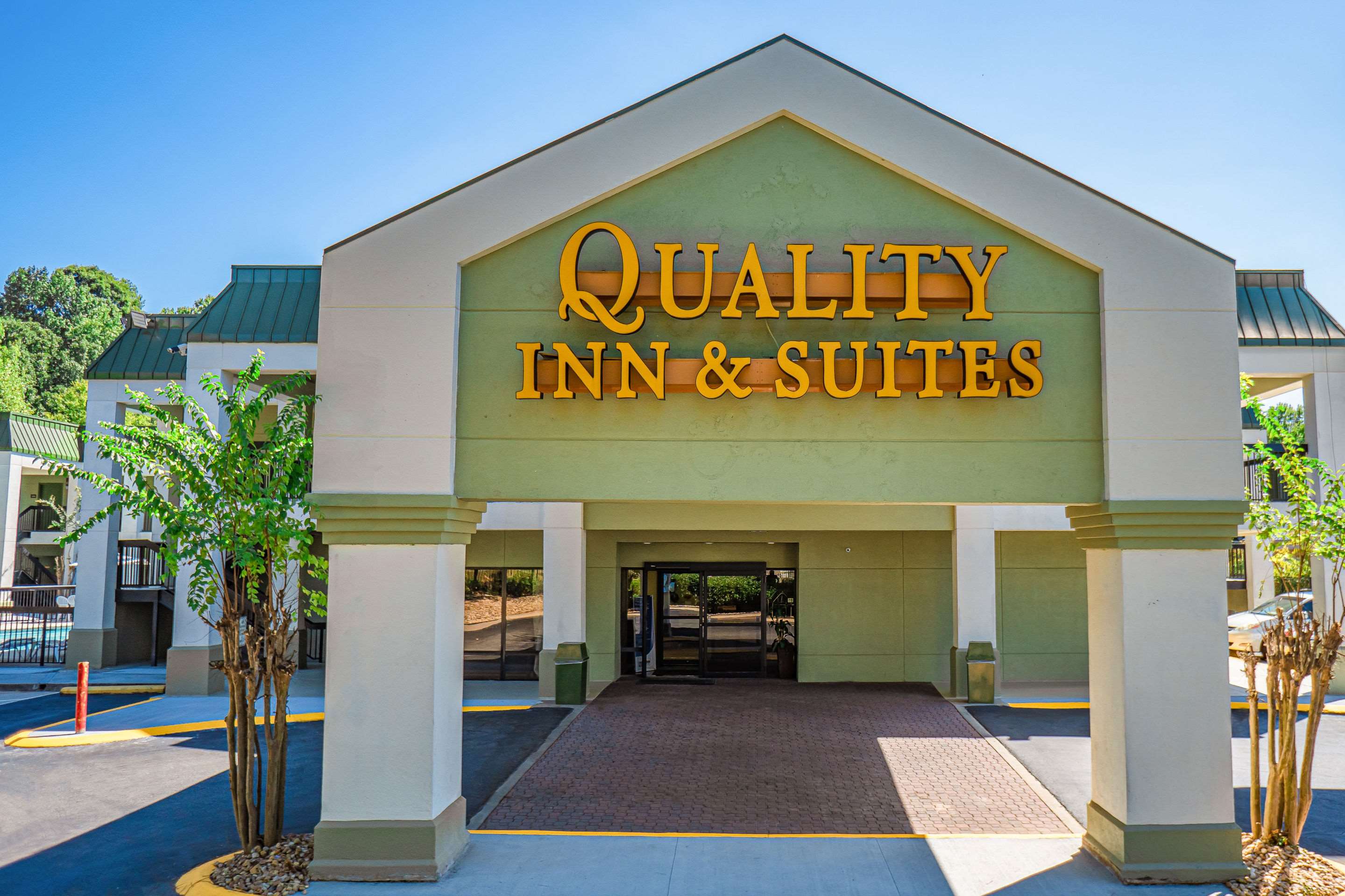 Hotel entrance | Quality Inn & Suites near Six Flags - Austell