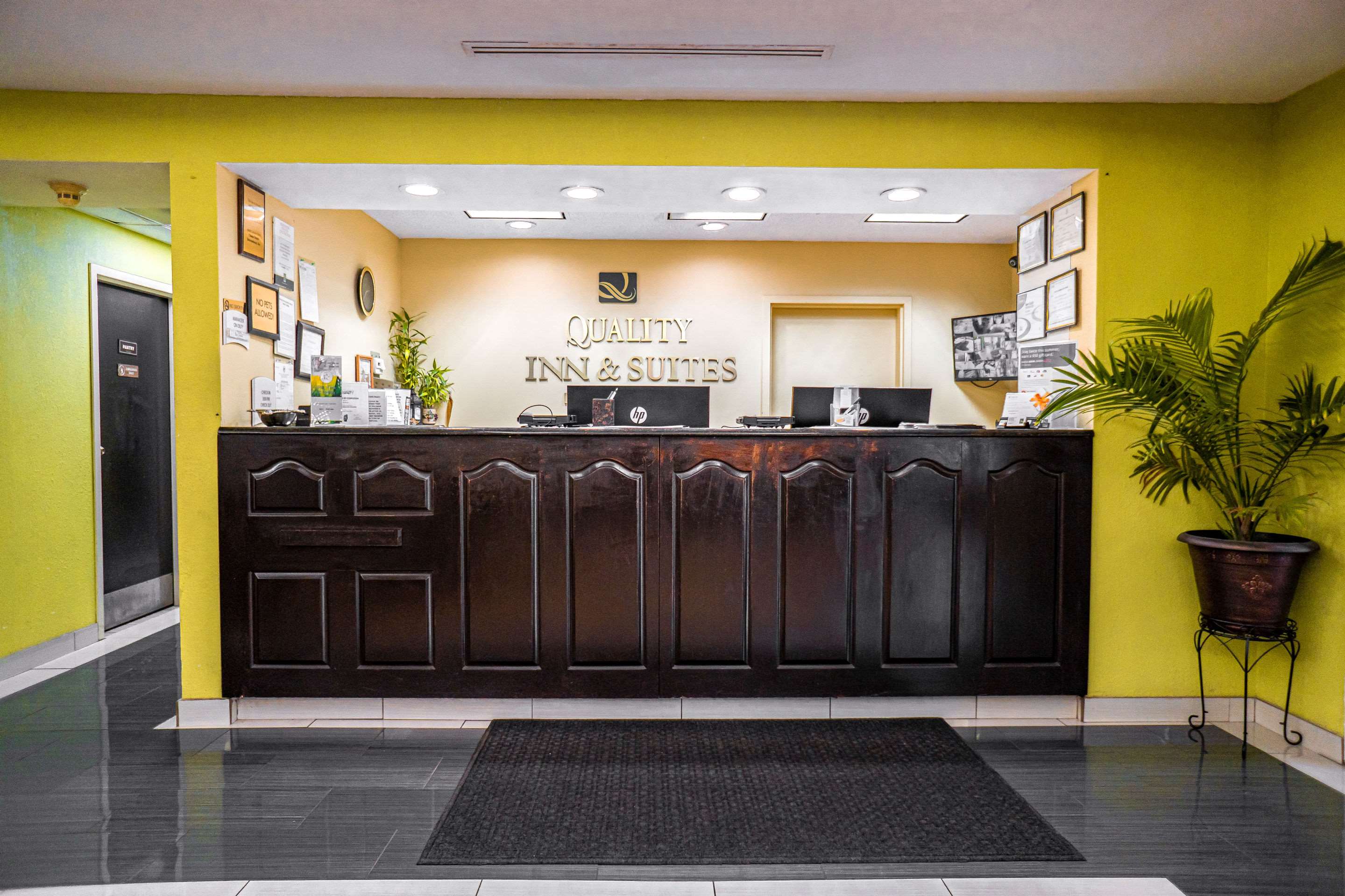 Front desk | Quality Inn & Suites near Six Flags - Austell
