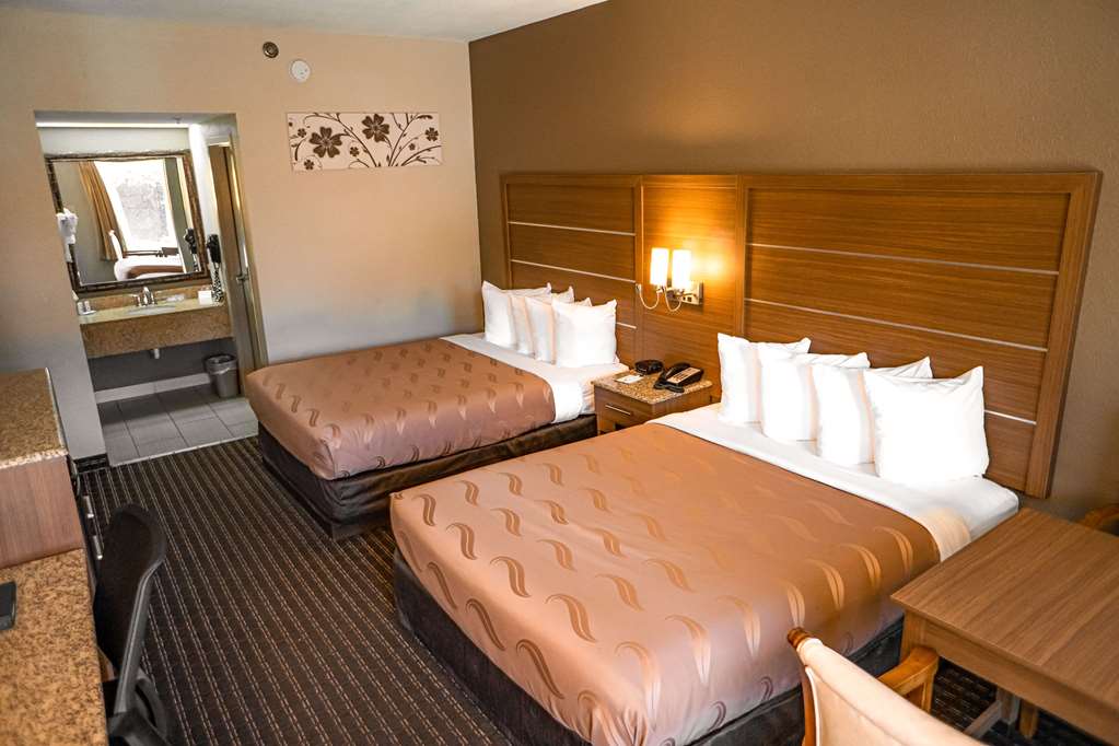 QUALITY INN AND SUITES NEAR SIX FLA-guestroom-Guest Room,On-Site.jpg