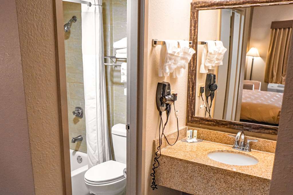 QUALITY INN AND SUITES NEAR SIX FLA-guestroom-Guest Room,Bathroom,On-Site.jpg