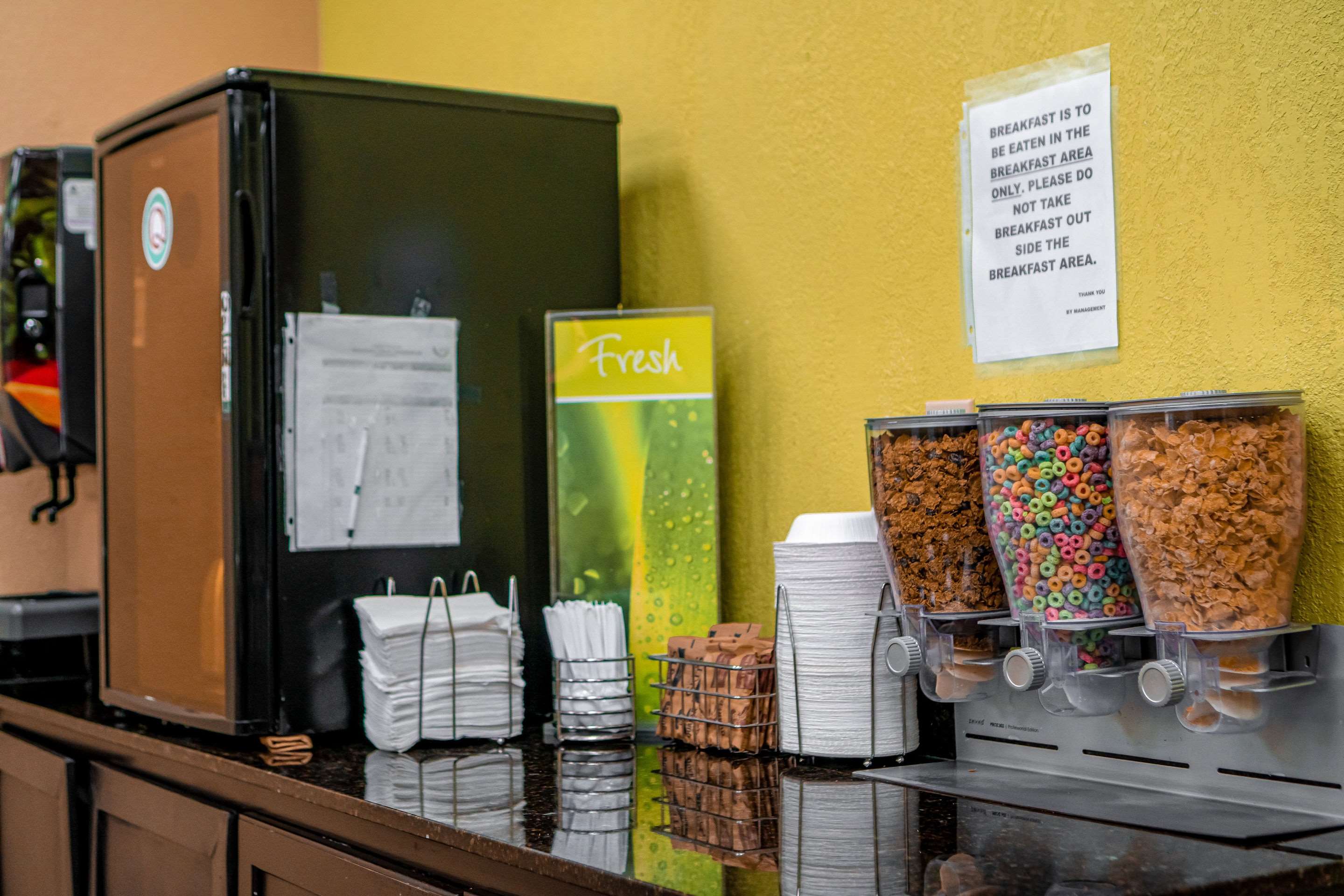Breakfast area | Quality Inn & Suites near Six Flags - Austell