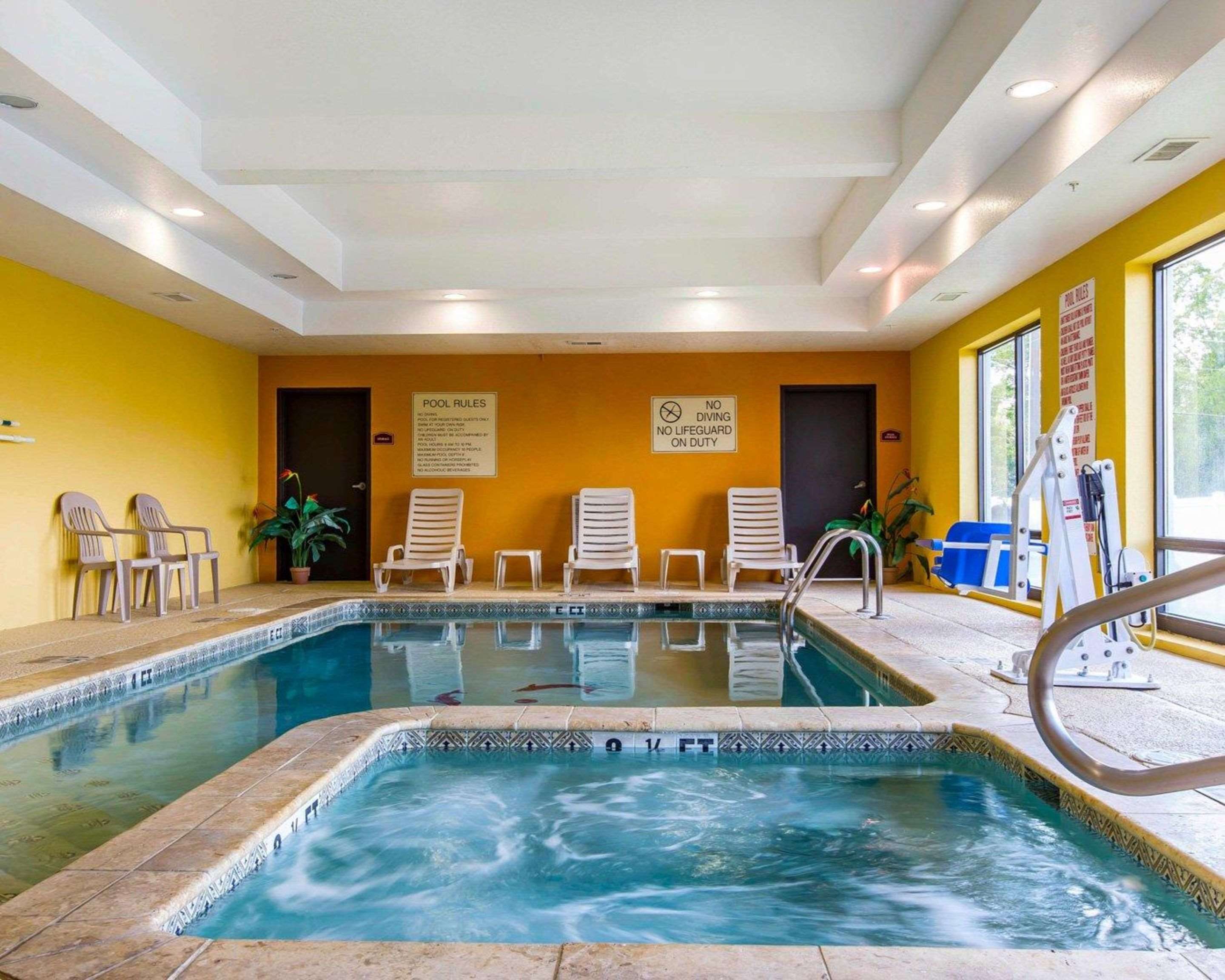 Indoor pool with hot tub | Comfort Suites Waycross