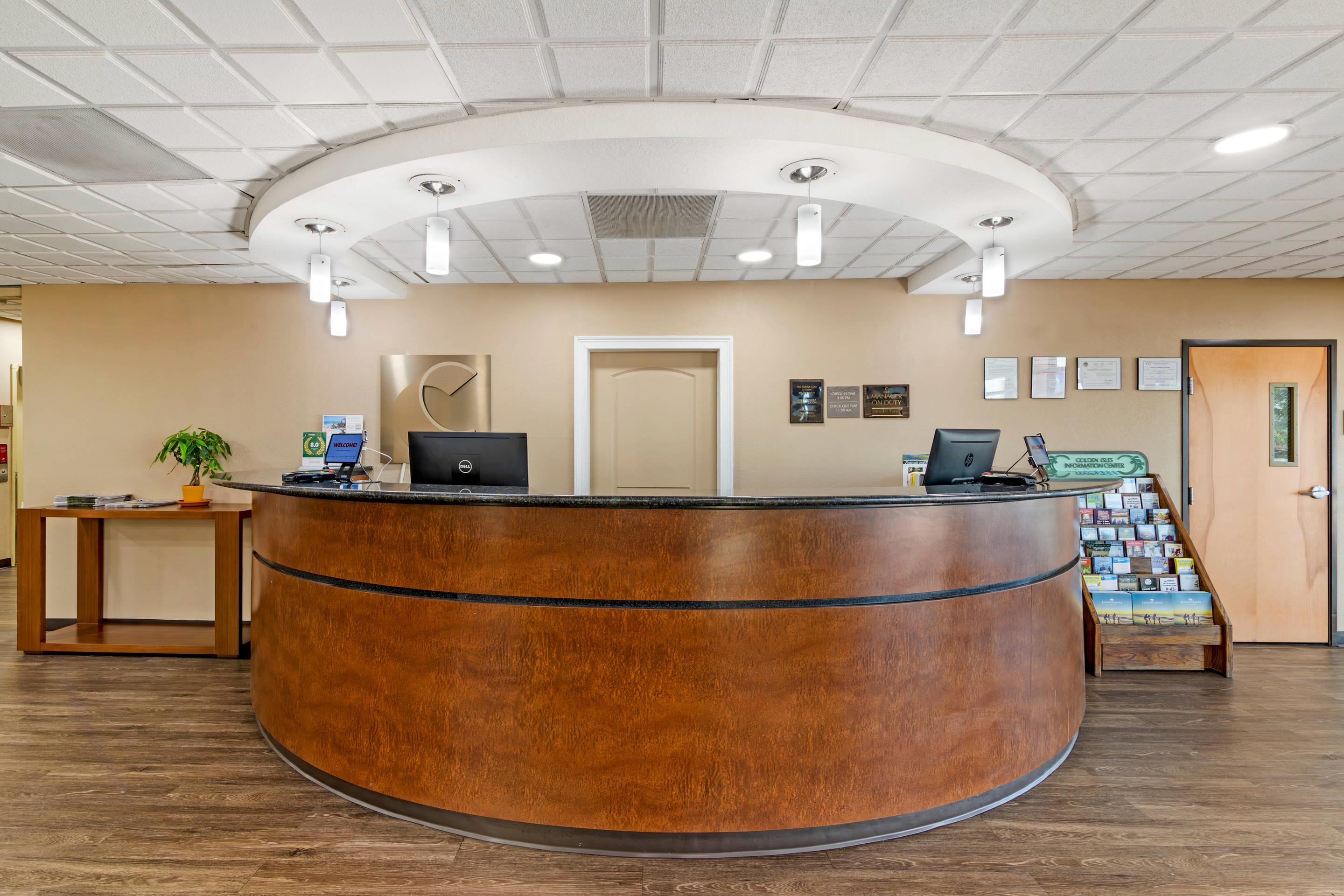 Front desk | Comfort Suites Brunswick