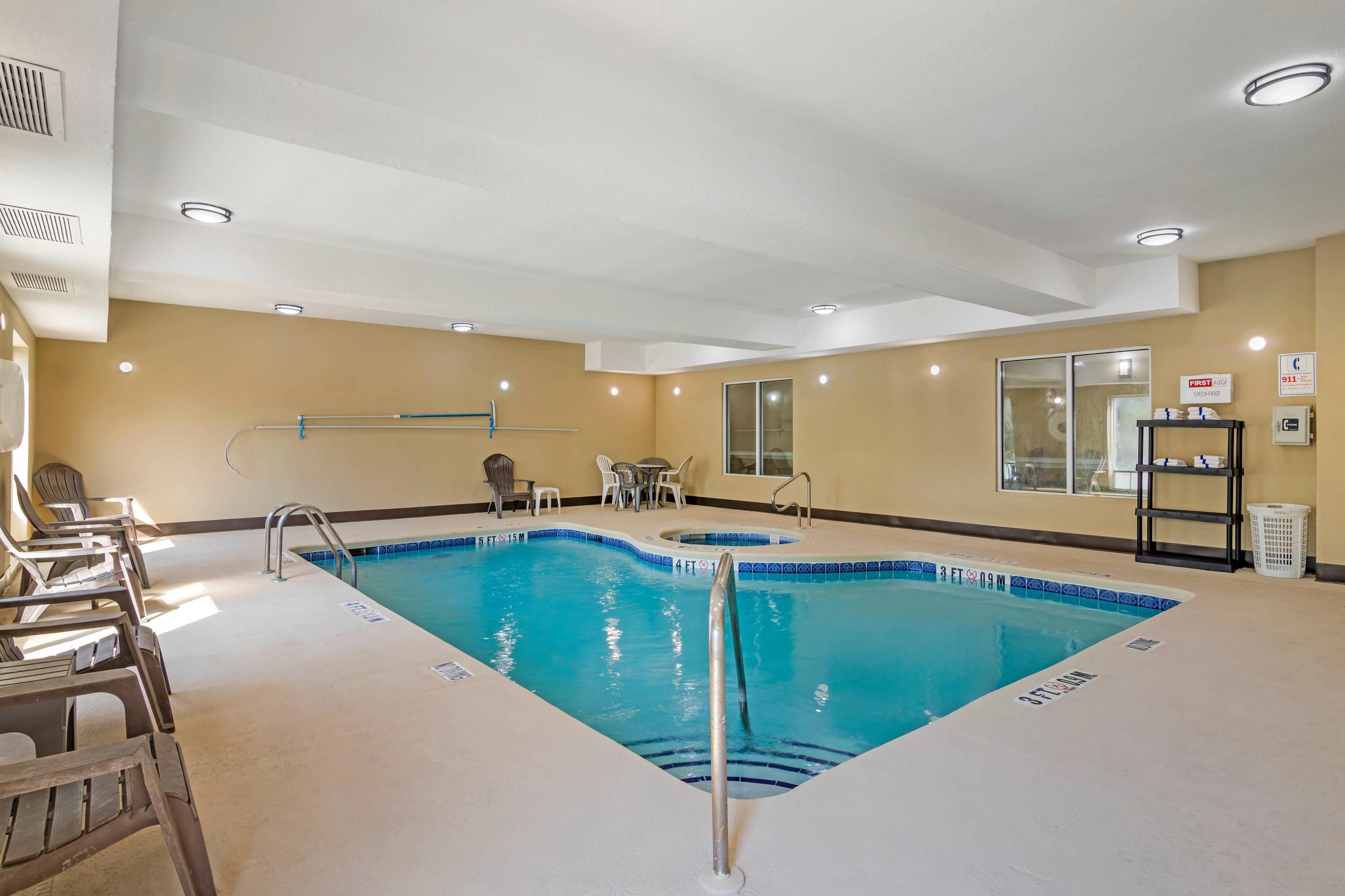 Indoor pool | Comfort Suites Brunswick