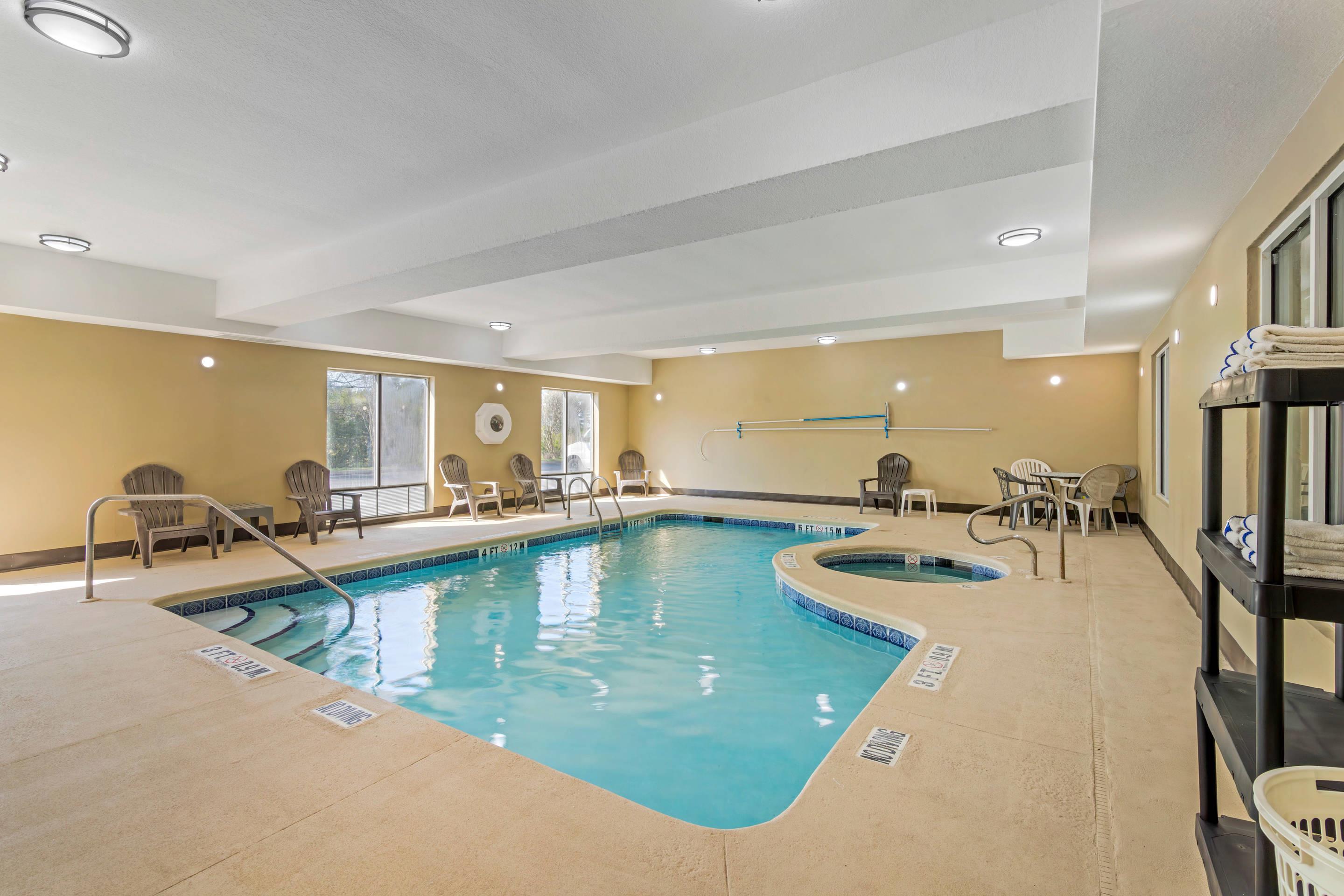 Indoor pool | Comfort Suites Brunswick