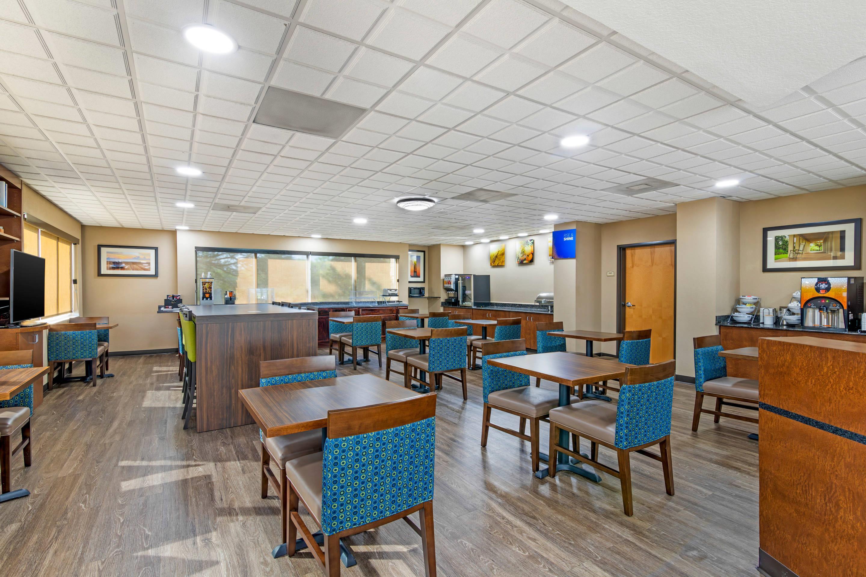 Breakfast area | Comfort Suites Brunswick