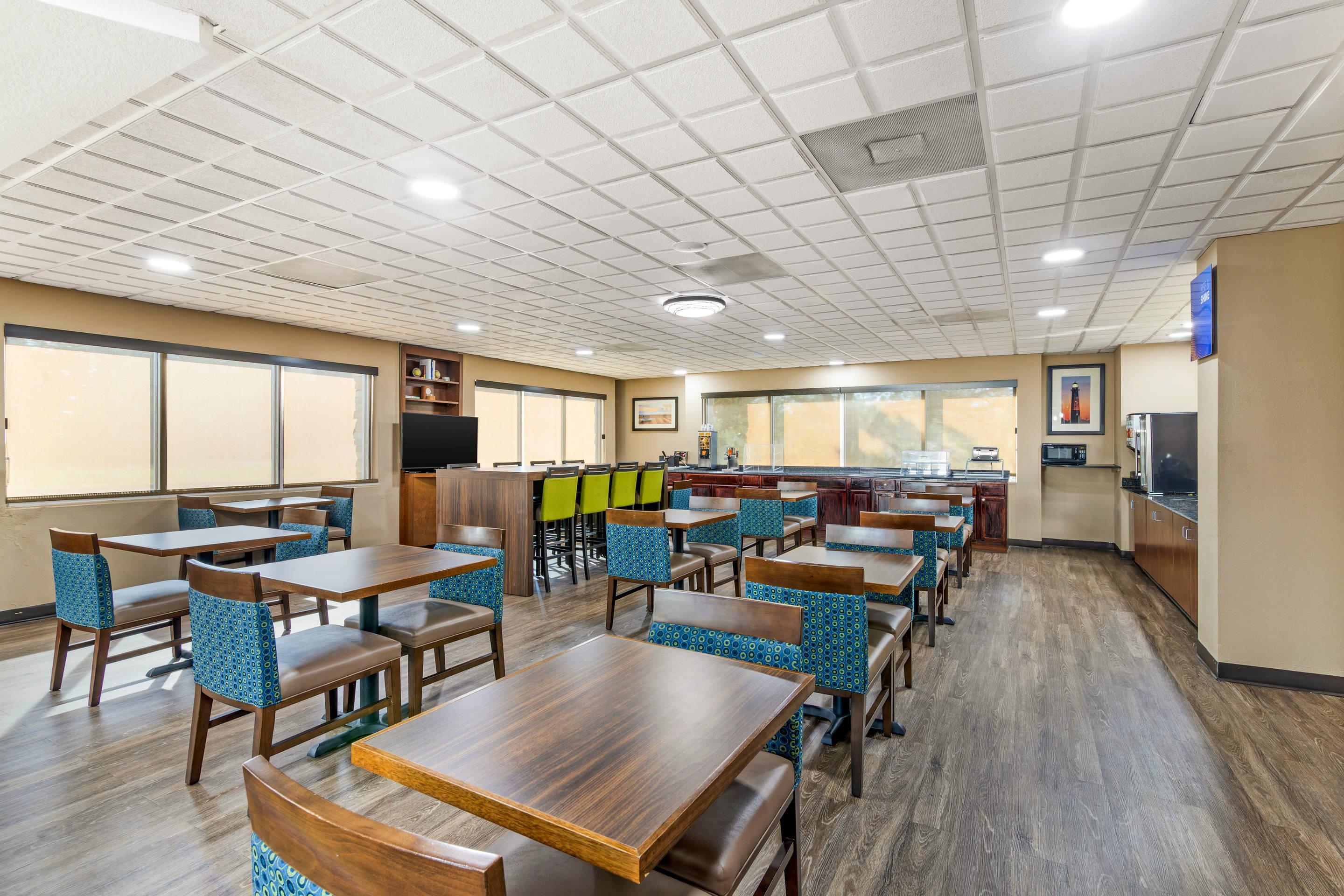 Breakfast area | Comfort Suites Brunswick