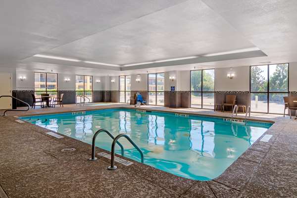Pool - Comfort Suites Byron