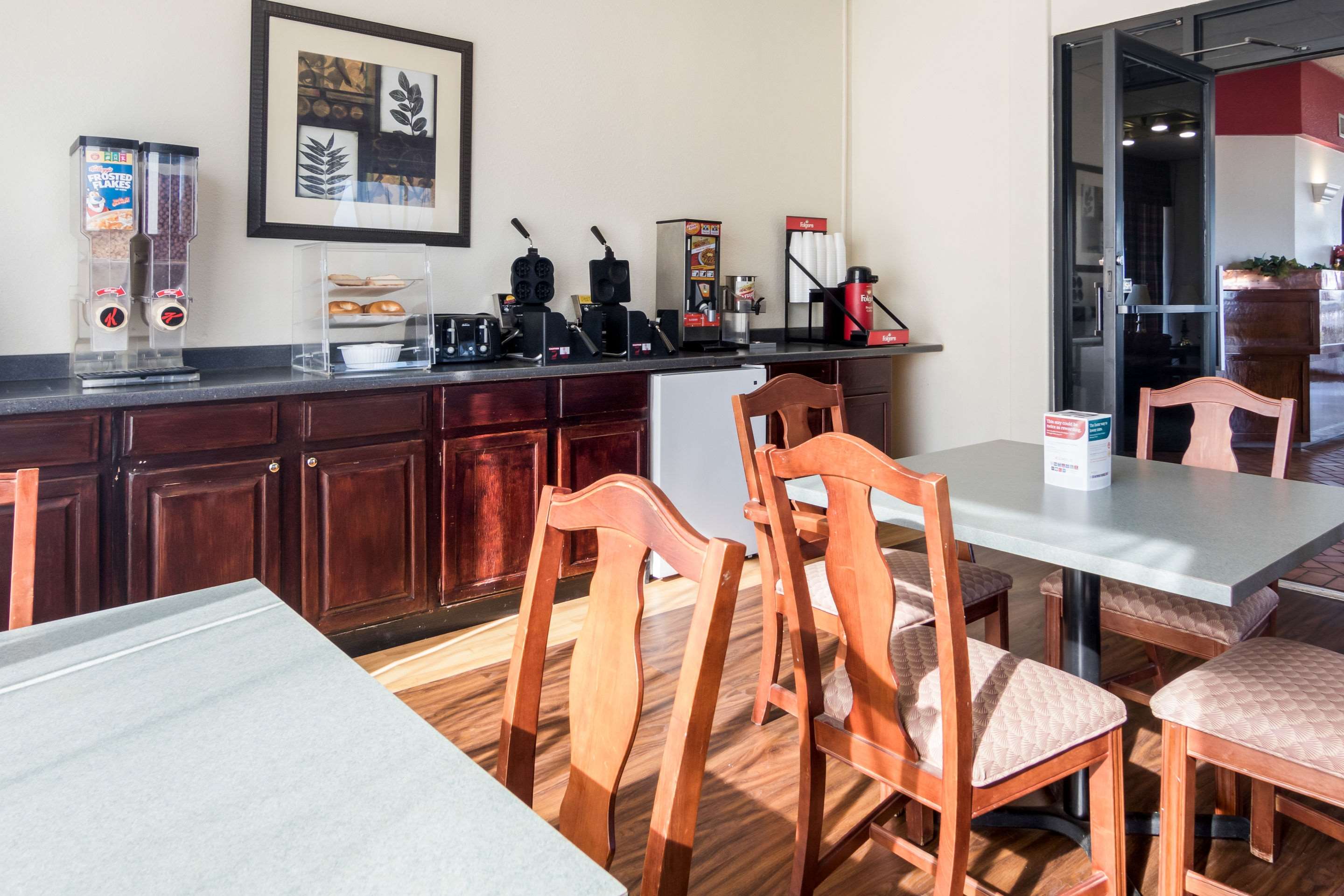 Breakfast area | Econo Lodge Inn & Suites Conference Center Dublin
