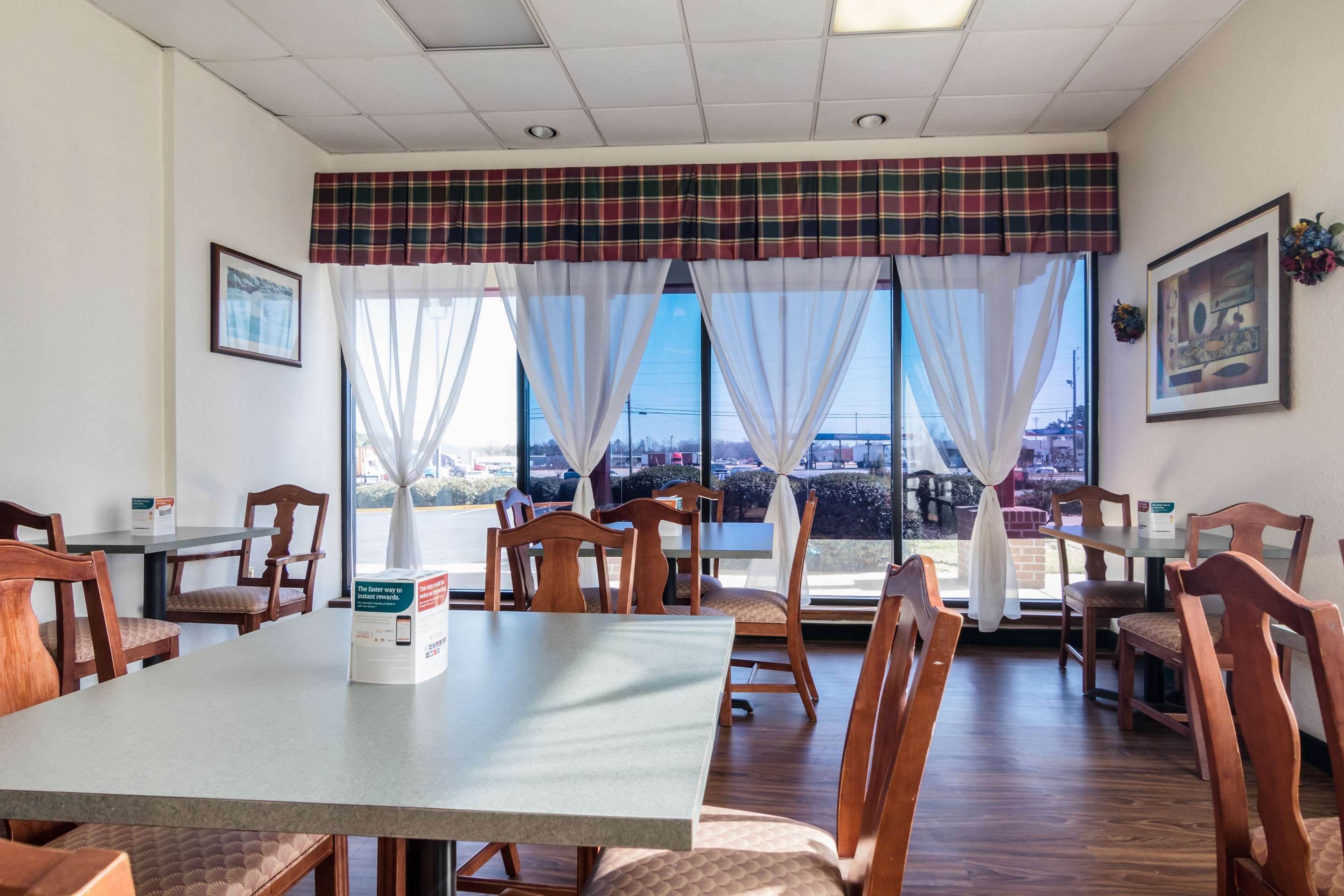 Spacious breakfast area | Econo Lodge Inn & Suites Conference Center Dublin