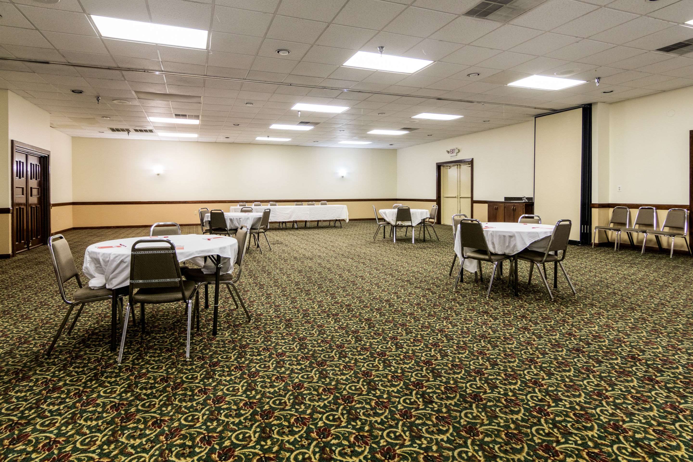 Meeting room | Econo Lodge Inn & Suites Conference Center Dublin