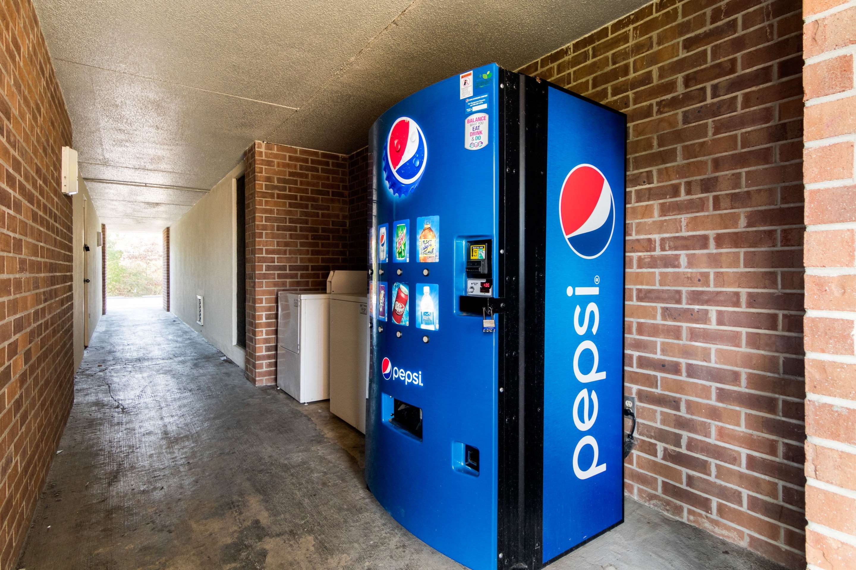 Hotel vending area | Econo Lodge Inn & Suites Conference Center Dublin