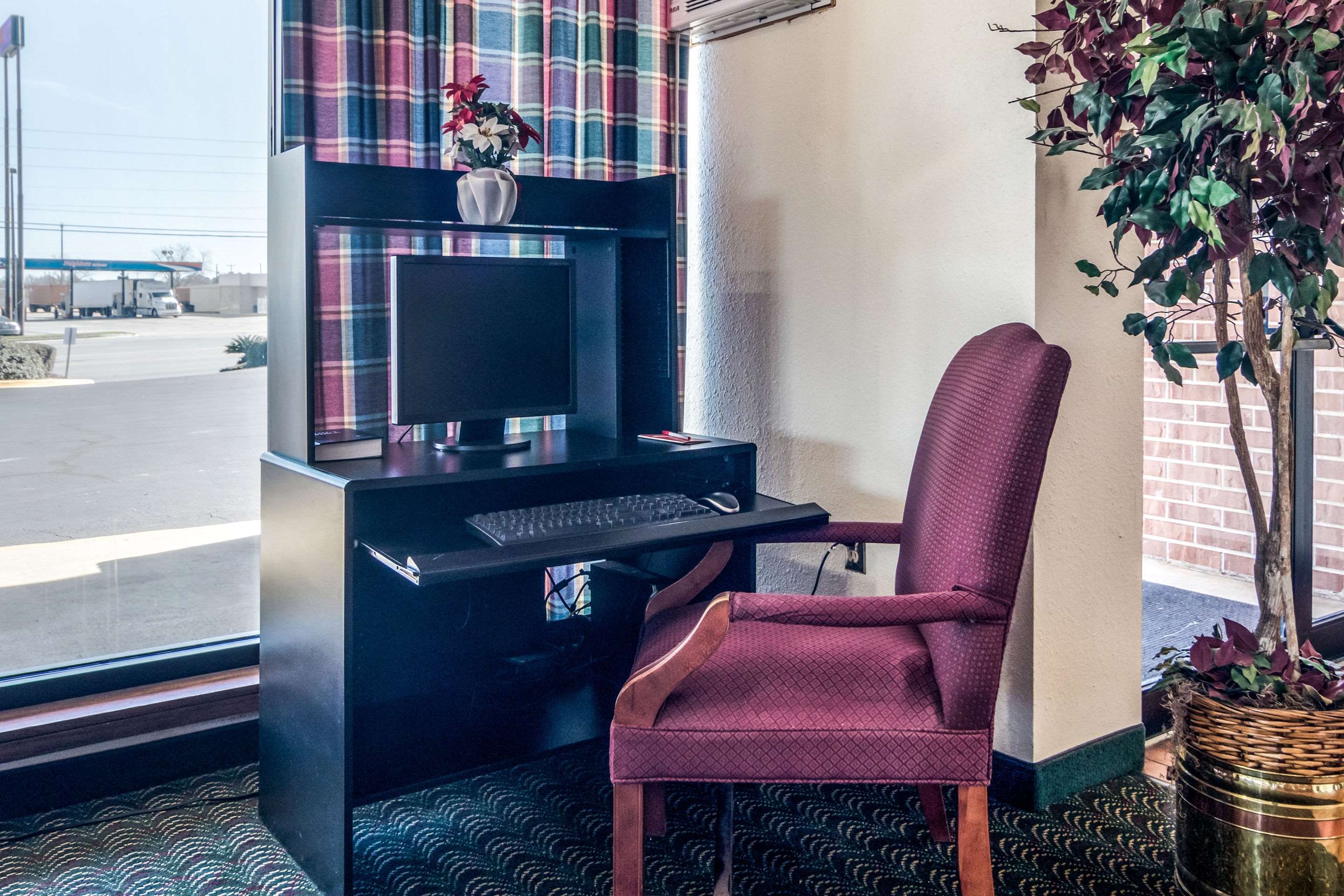 Business center | Econo Lodge Inn & Suites Conference Center Dublin