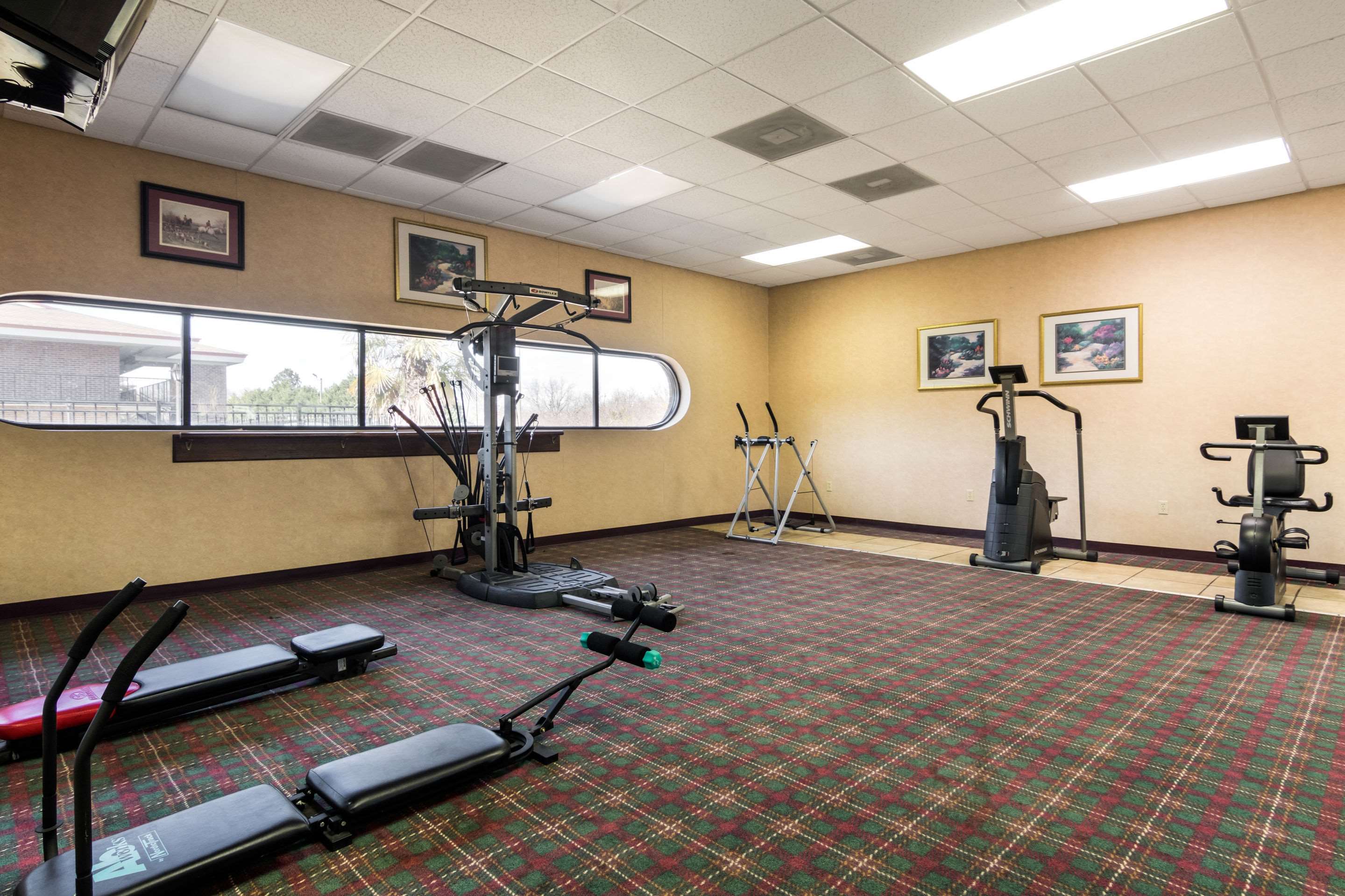 Exercise room | Econo Lodge Inn & Suites Conference Center Dublin