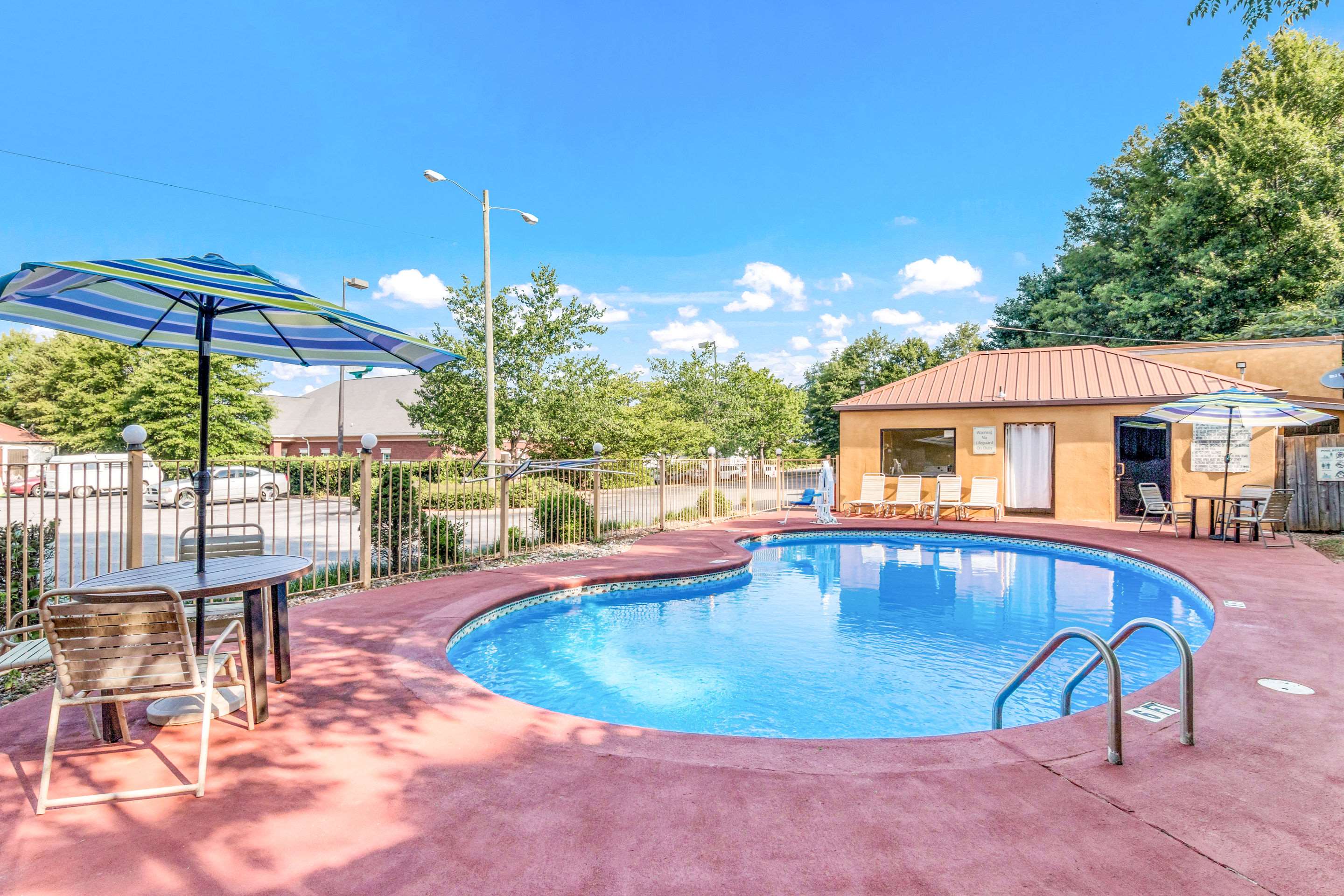 Outdoor pool | Econo Lodge Inn & Suites