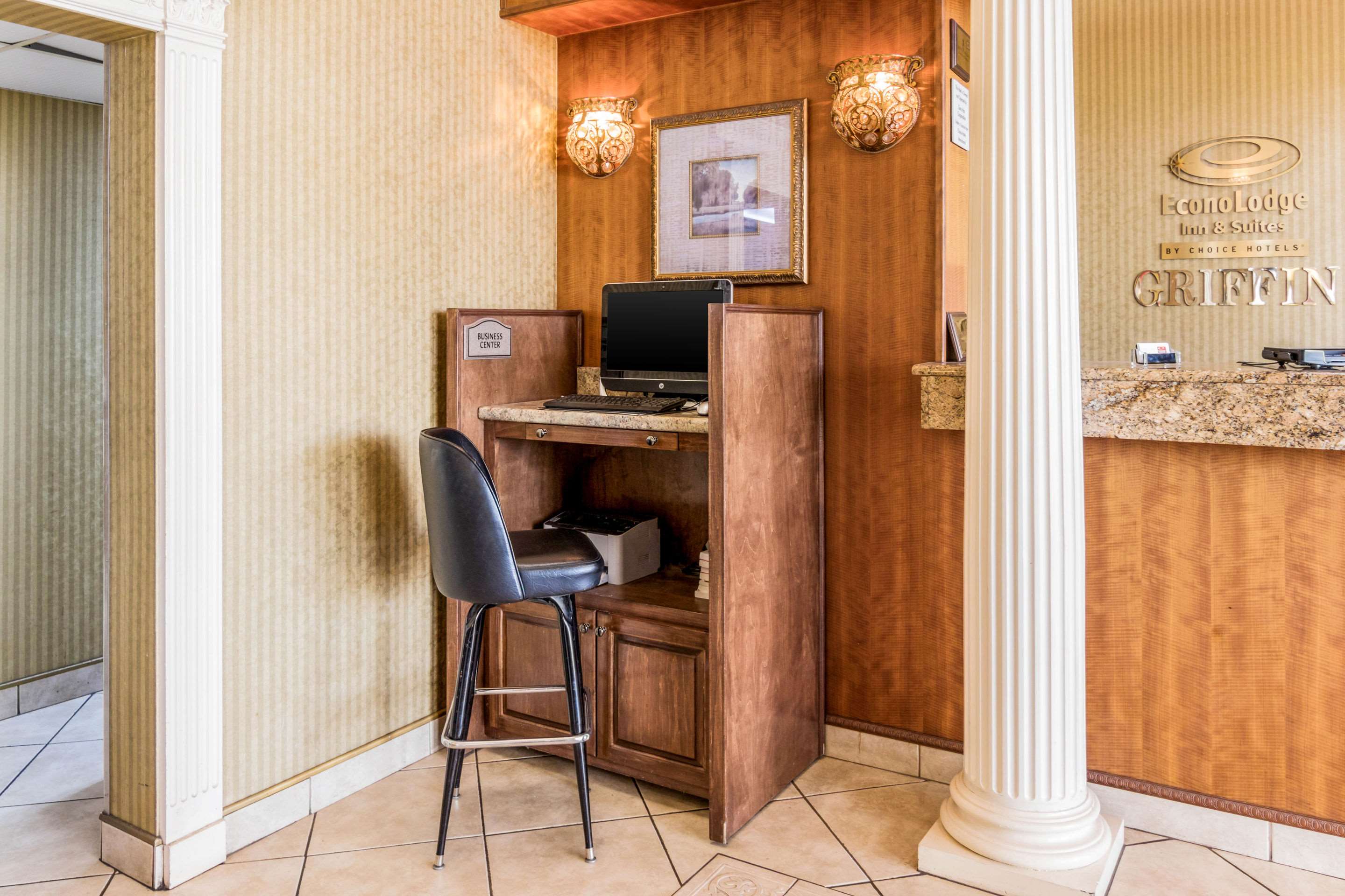 Business center | Econo Lodge Inn & Suites