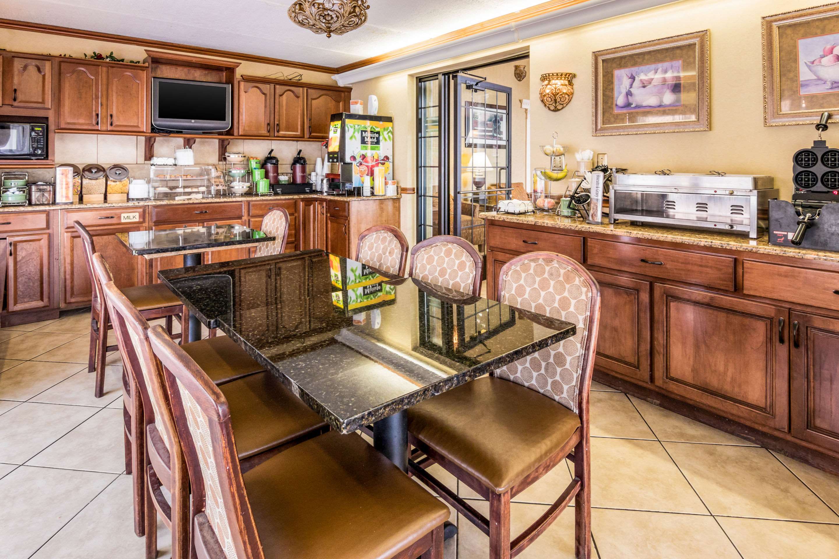 Breakfast area | Econo Lodge Inn & Suites