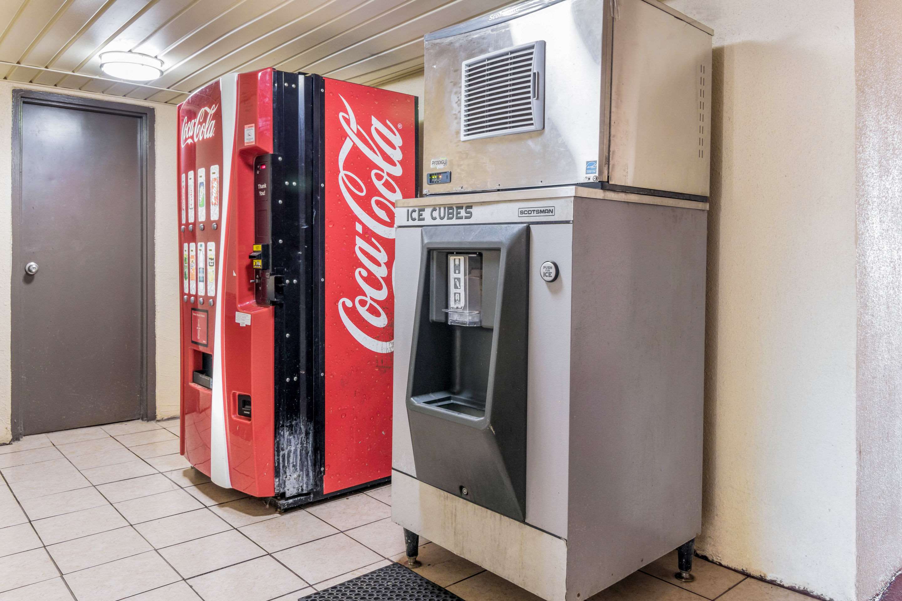 Hotel vending area | Econo Lodge Inn & Suites