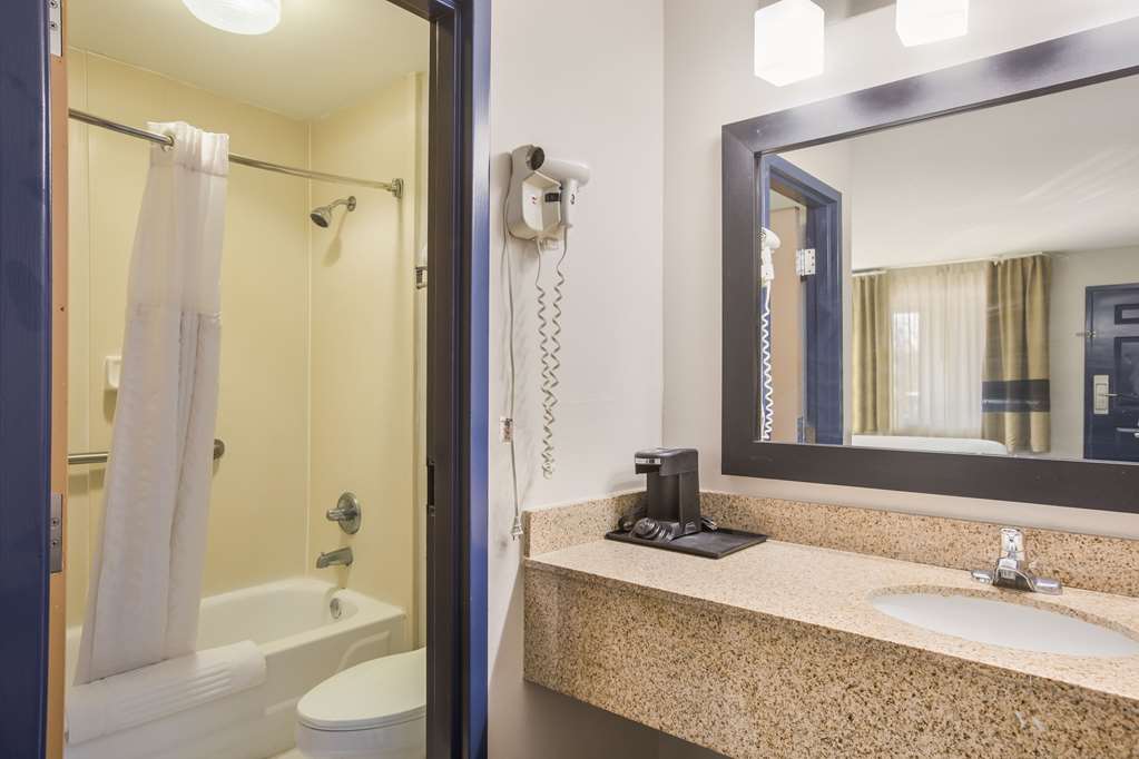 CLARION POINTE FORSYTH I-75-guestroom-Guest Room,Bathroom,On-Site.jpg