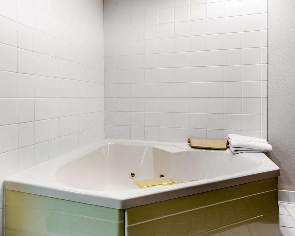 ECONO LODGE INN AND SUITES NEAR DOB-guestroom-Guest Room,Suite,On-Site.jpg
