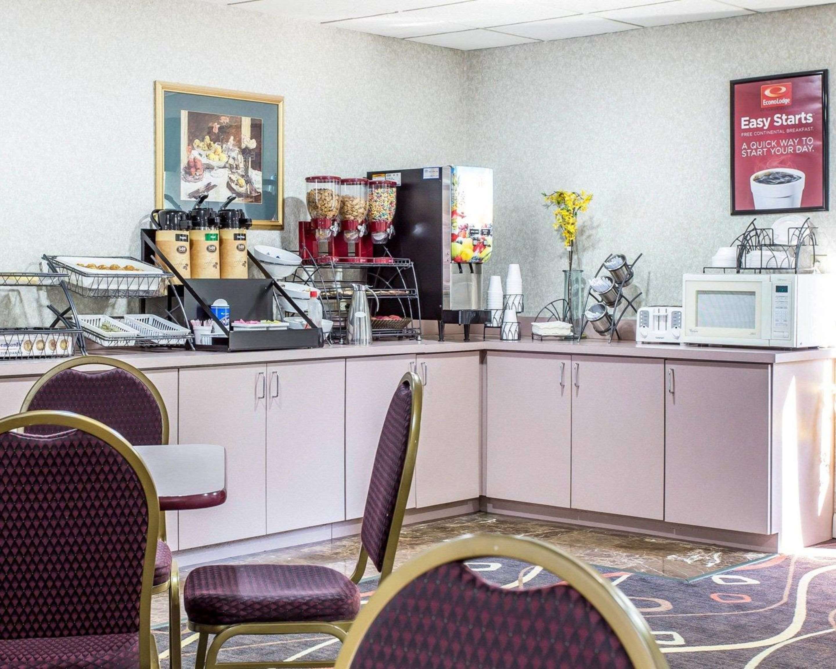 Free continental breakfast | Econo Lodge Inn & Suites