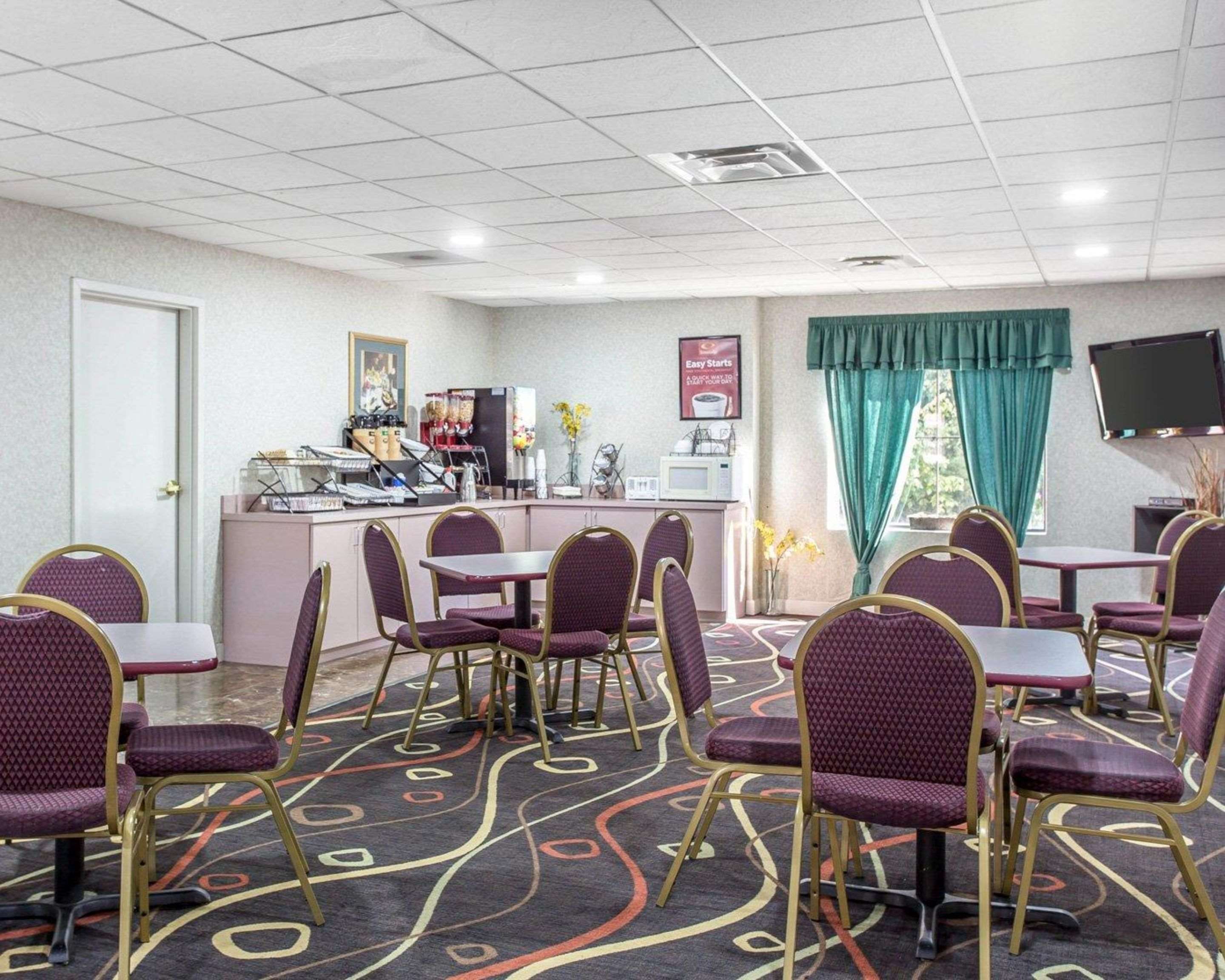 Enjoy breakfast in this seating area | Econo Lodge Inn & Suites